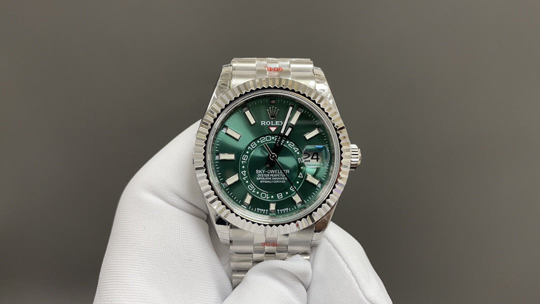 Reloj blanco y verde