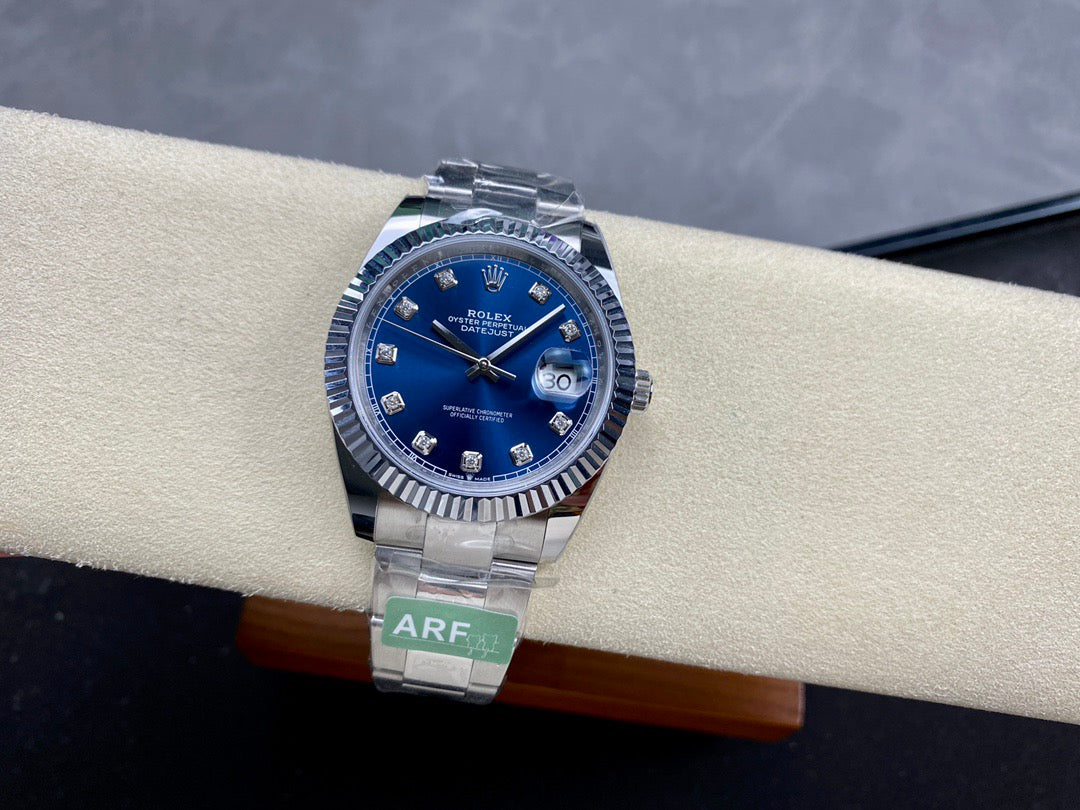 Reloj blanco azul