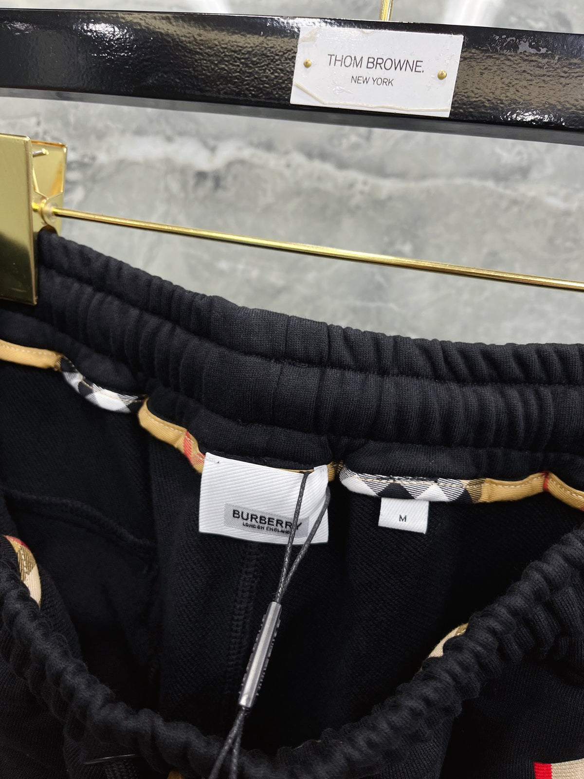 Schwarze, blaue und graue Hose