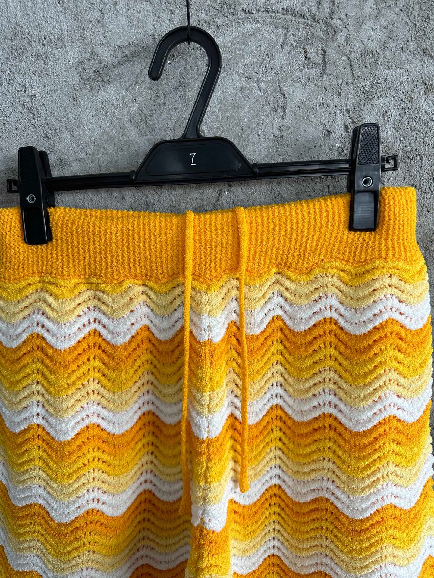 Gelbe und blaue Shorts