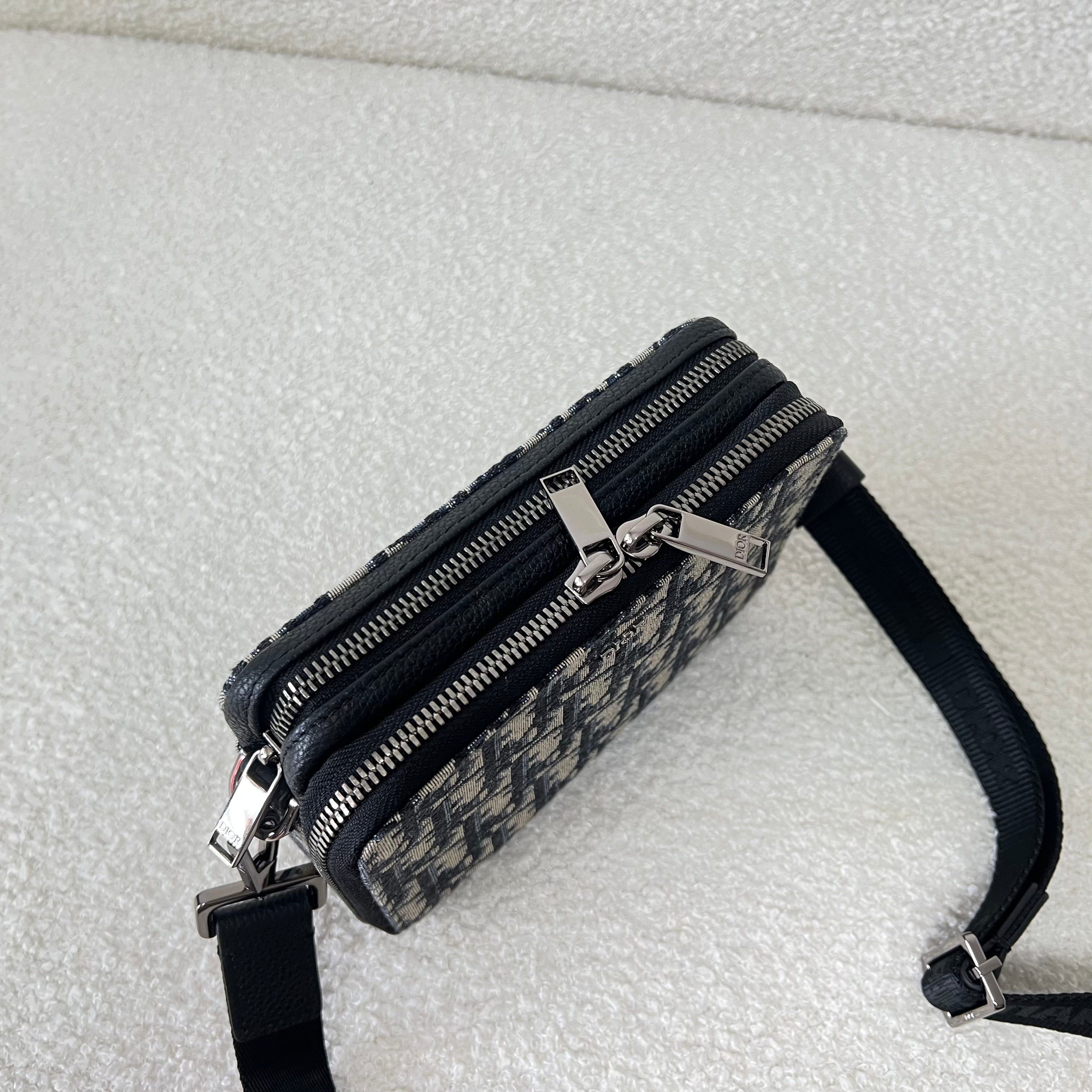 Bolsa azul y gris negra