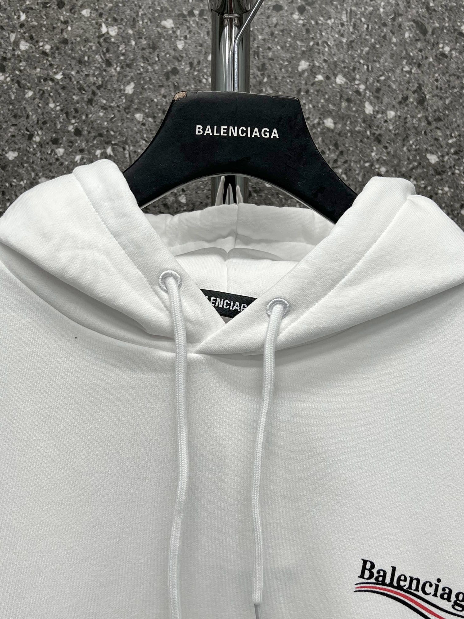 Sudadera con capucha blanca y negra