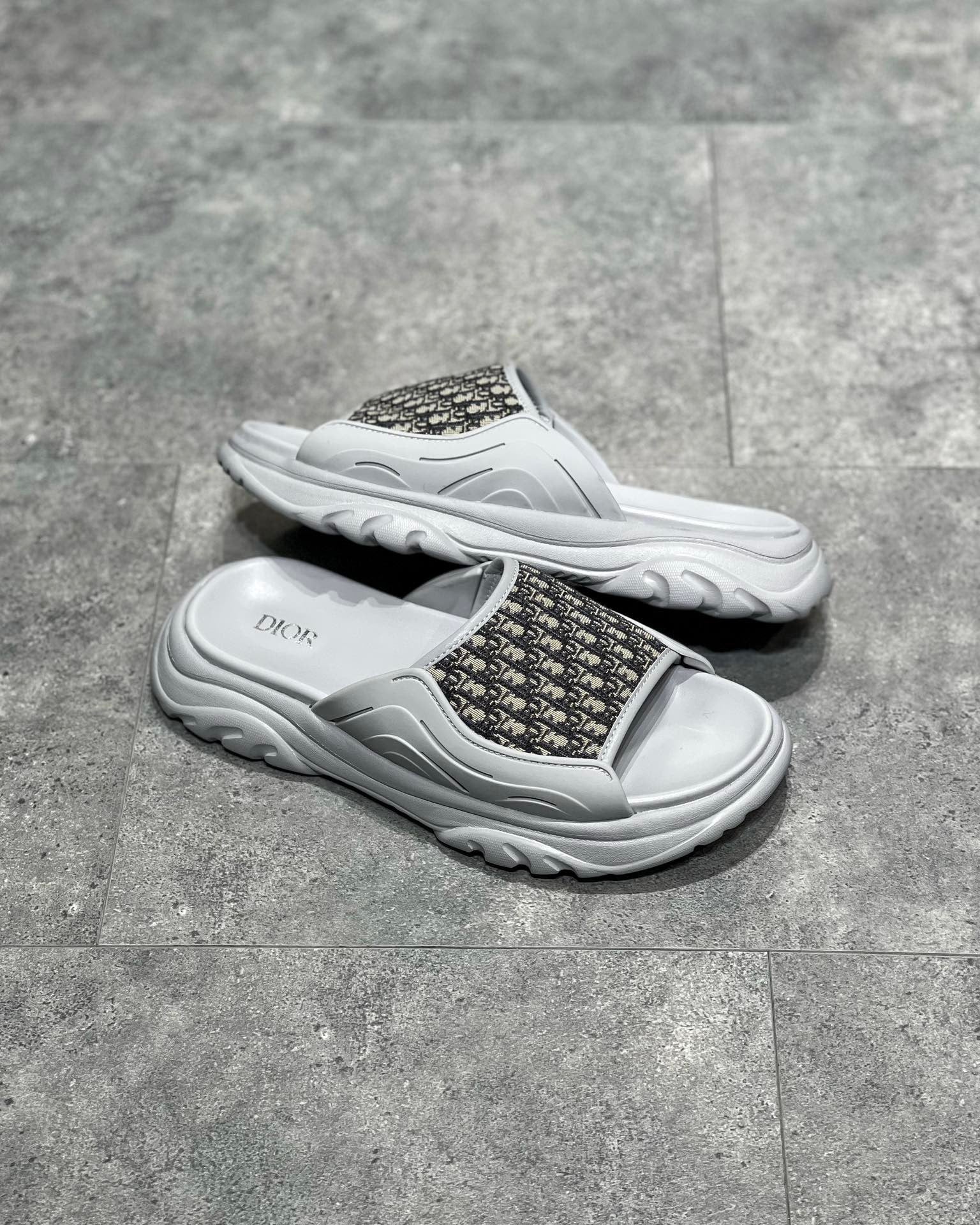 Schwarze und graue Schuhe