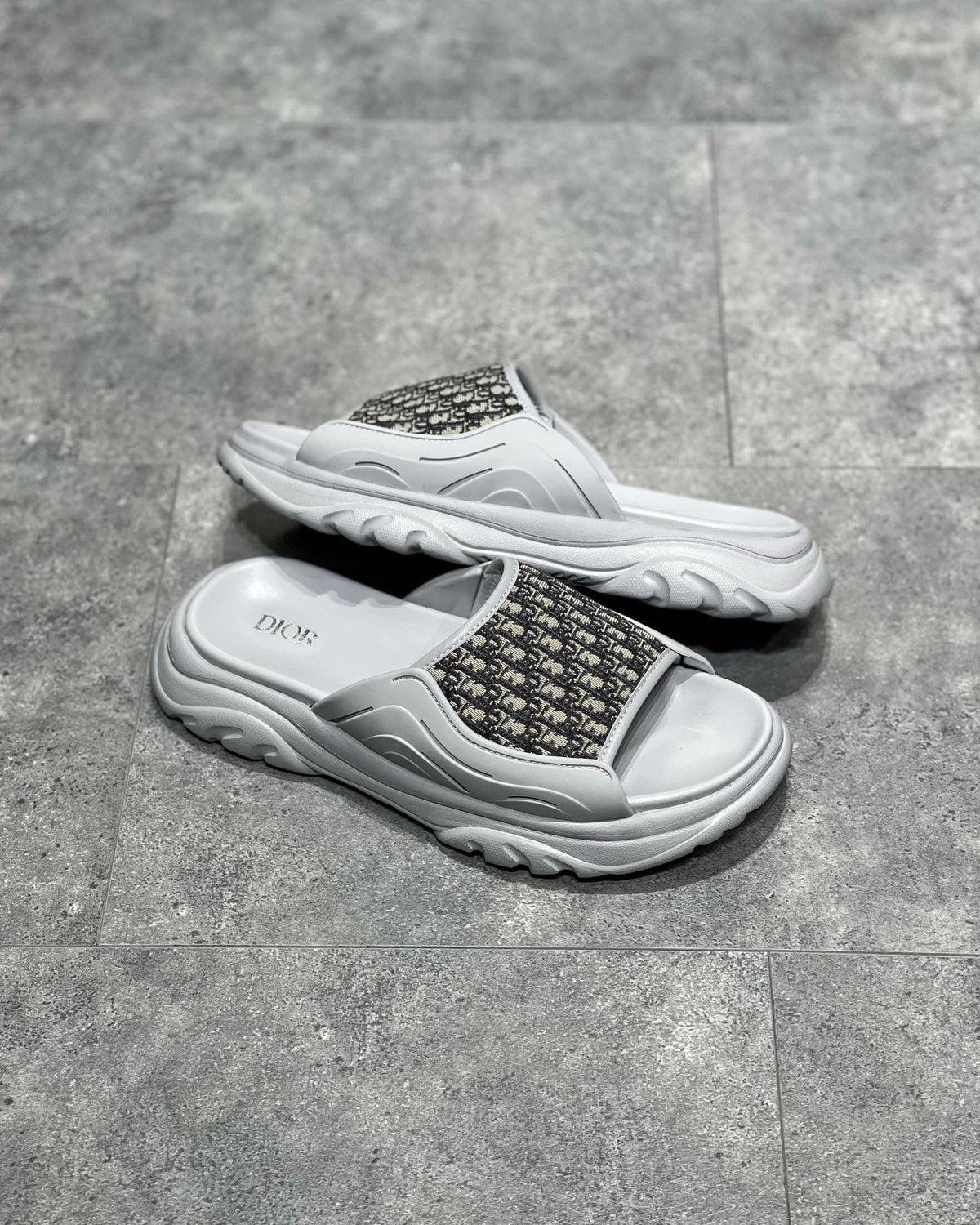 Schwarze und graue Schuhe