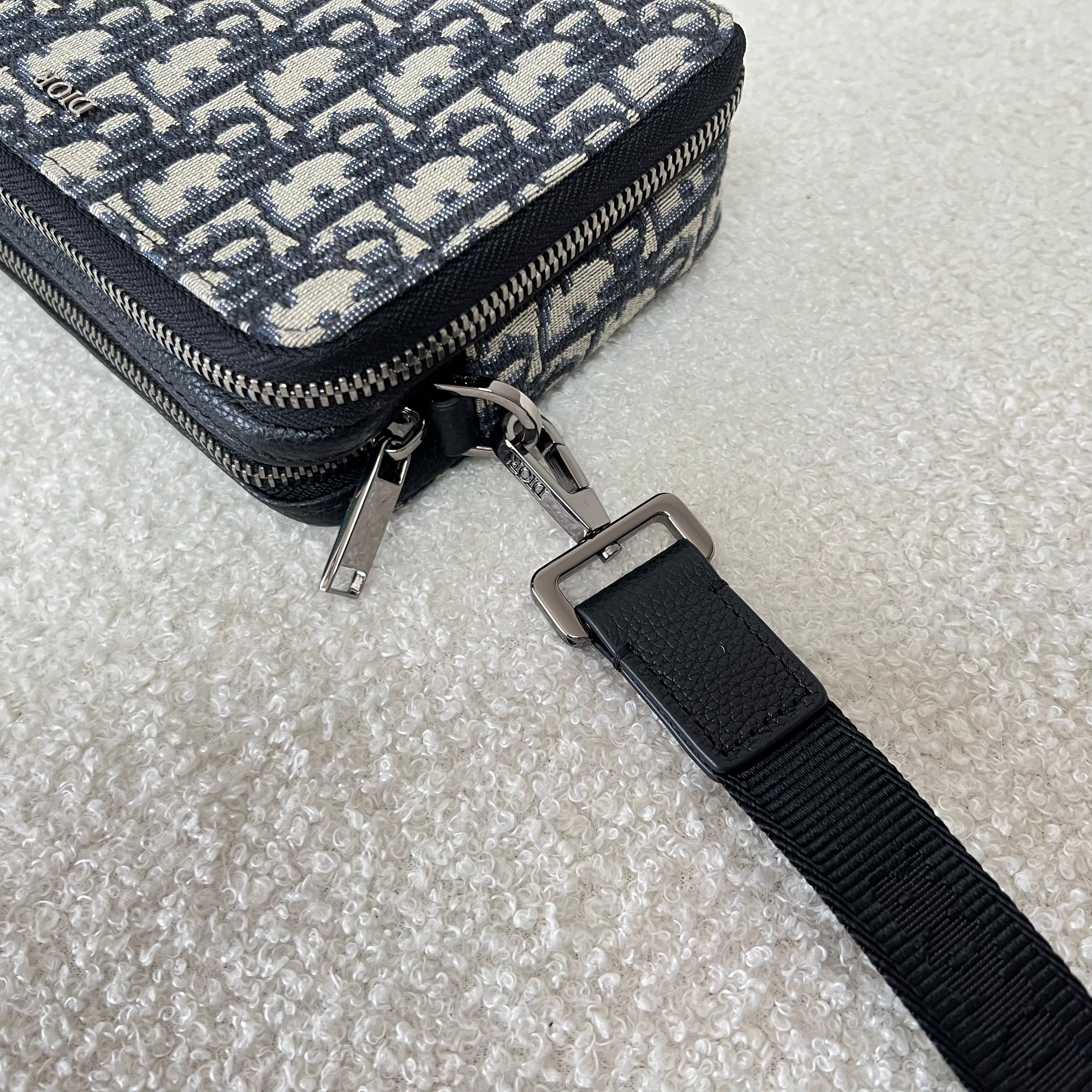 Bolsa azul y gris negra