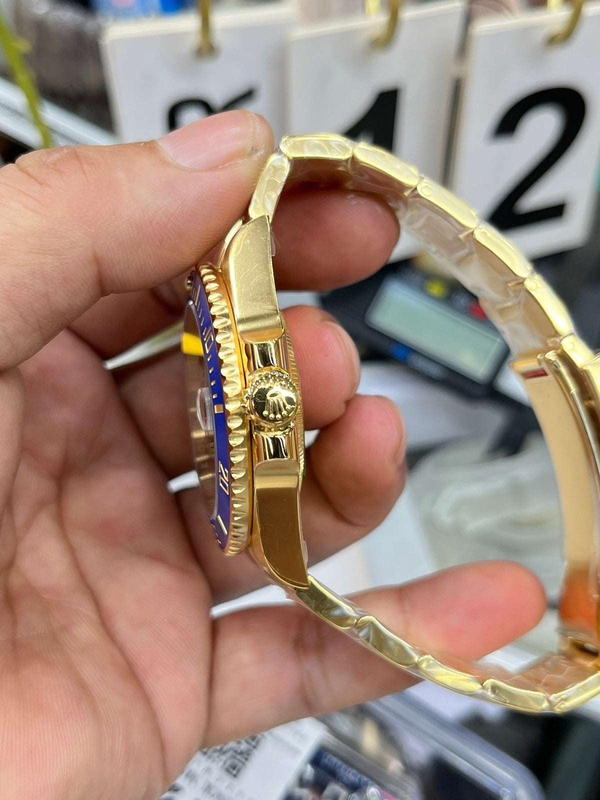 Goldblaue Uhr