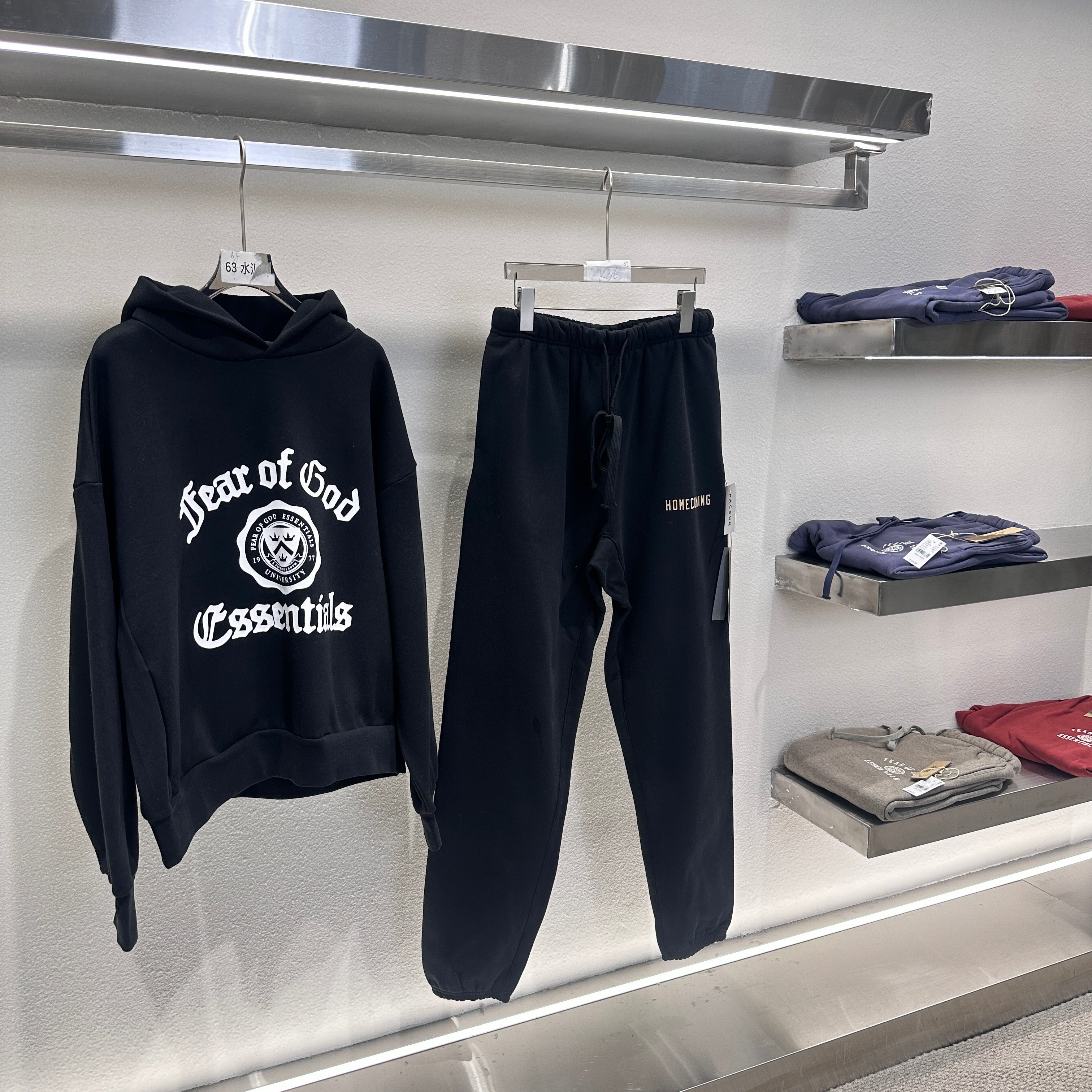 Schwarzer und dunkelnebelgrauer Hoodie