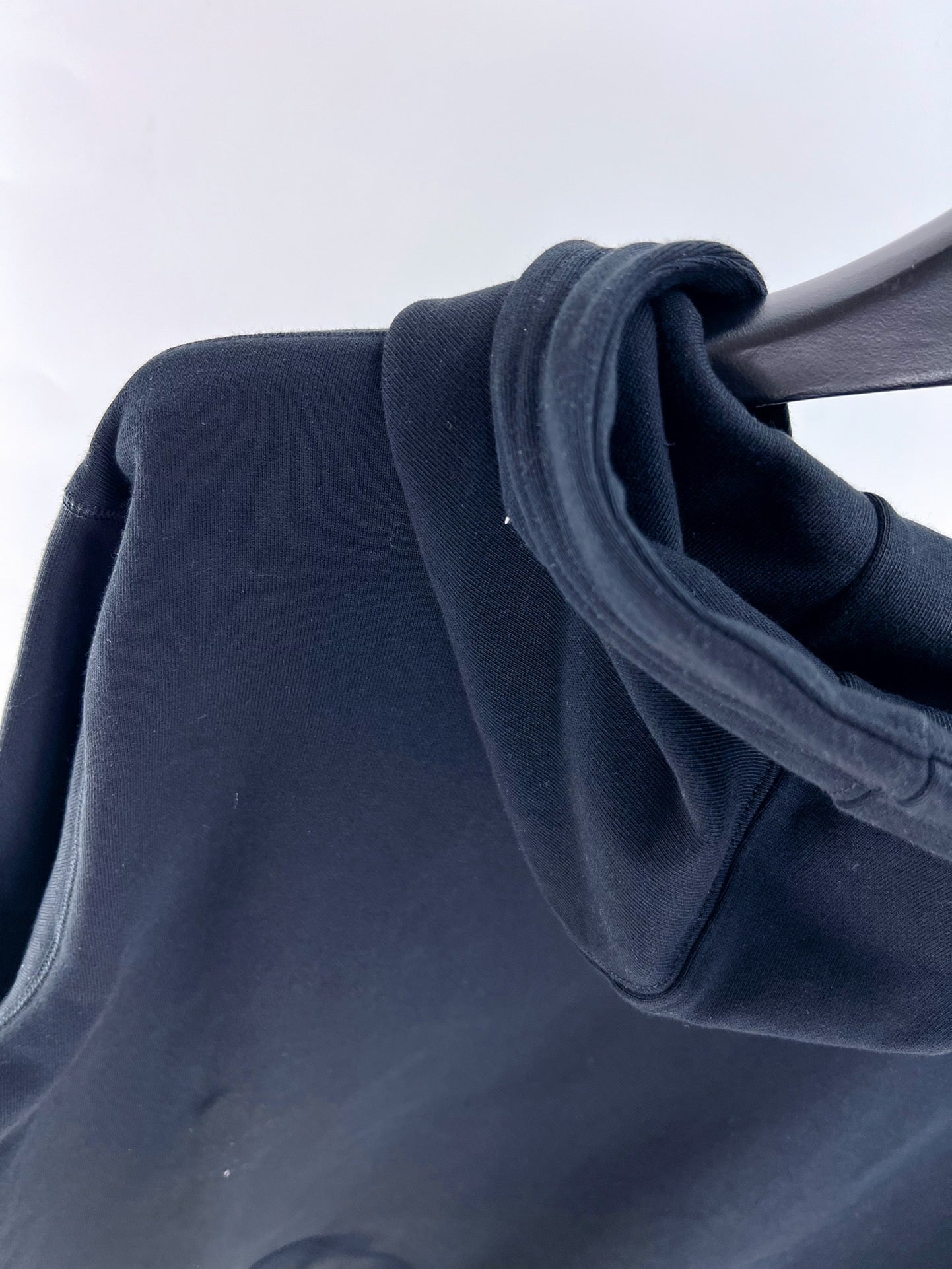 Sudadera con capucha en blanco y negro