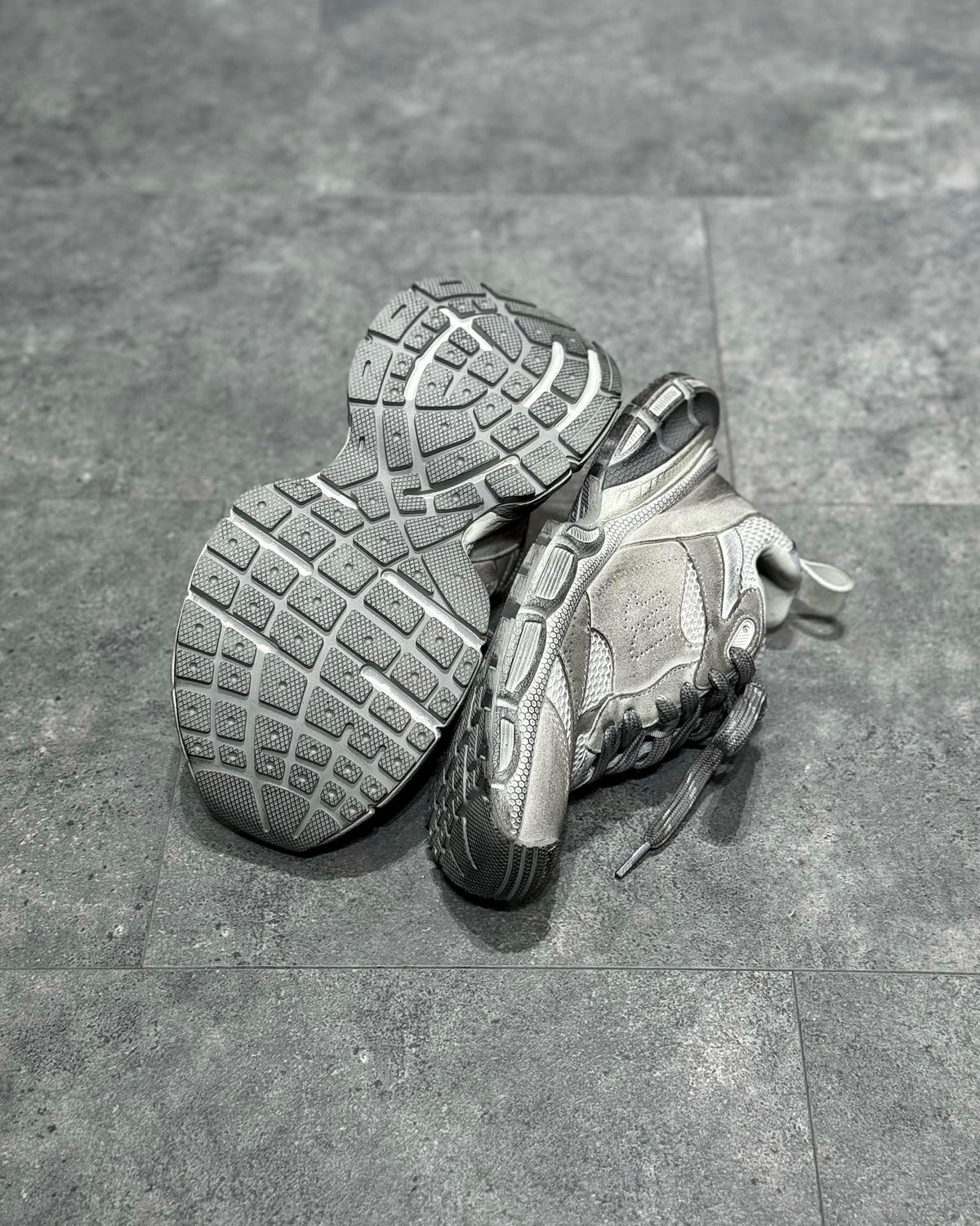 Graue Schuhe