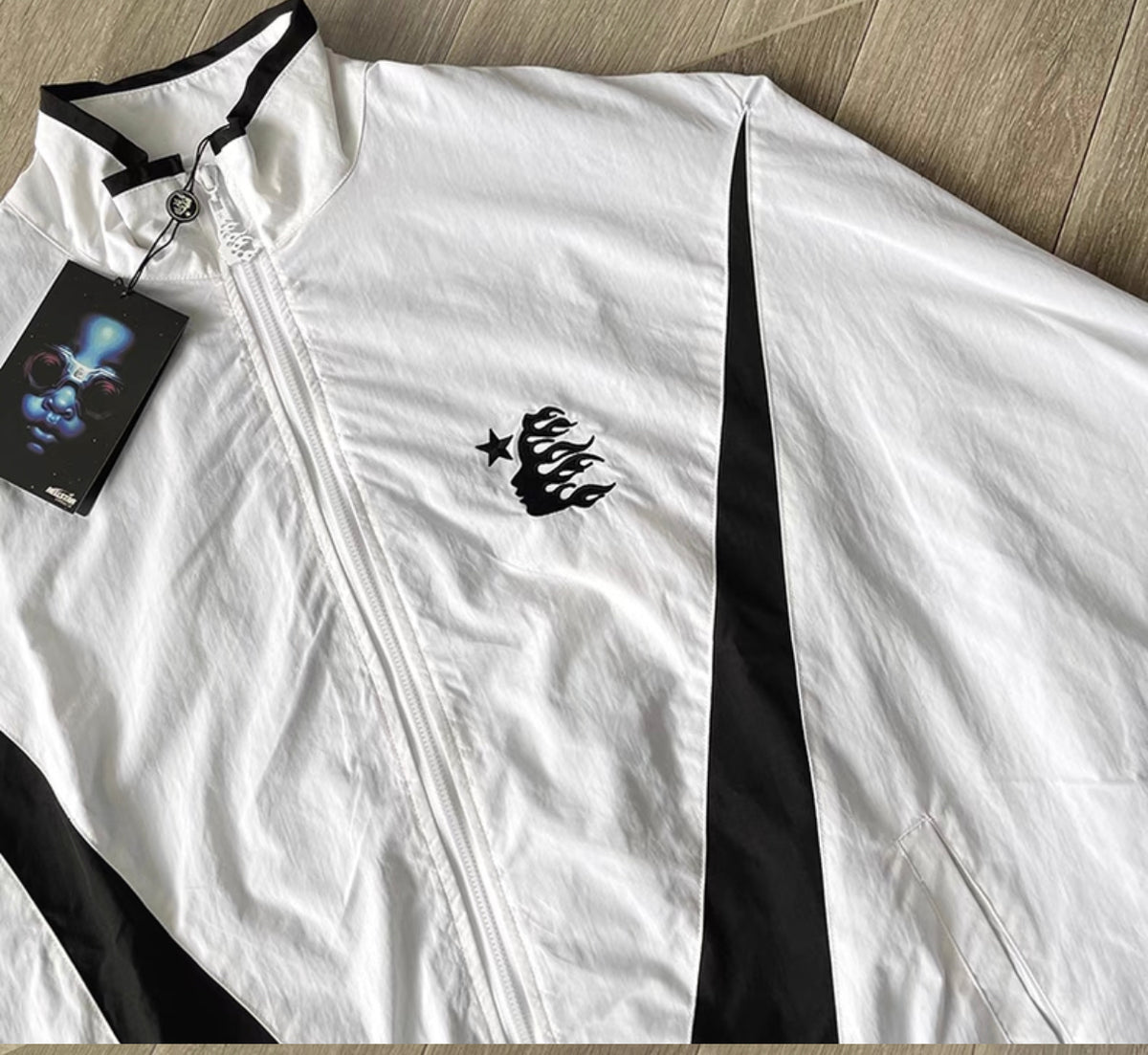 Weiß-schwarzes Trikot mit Hose