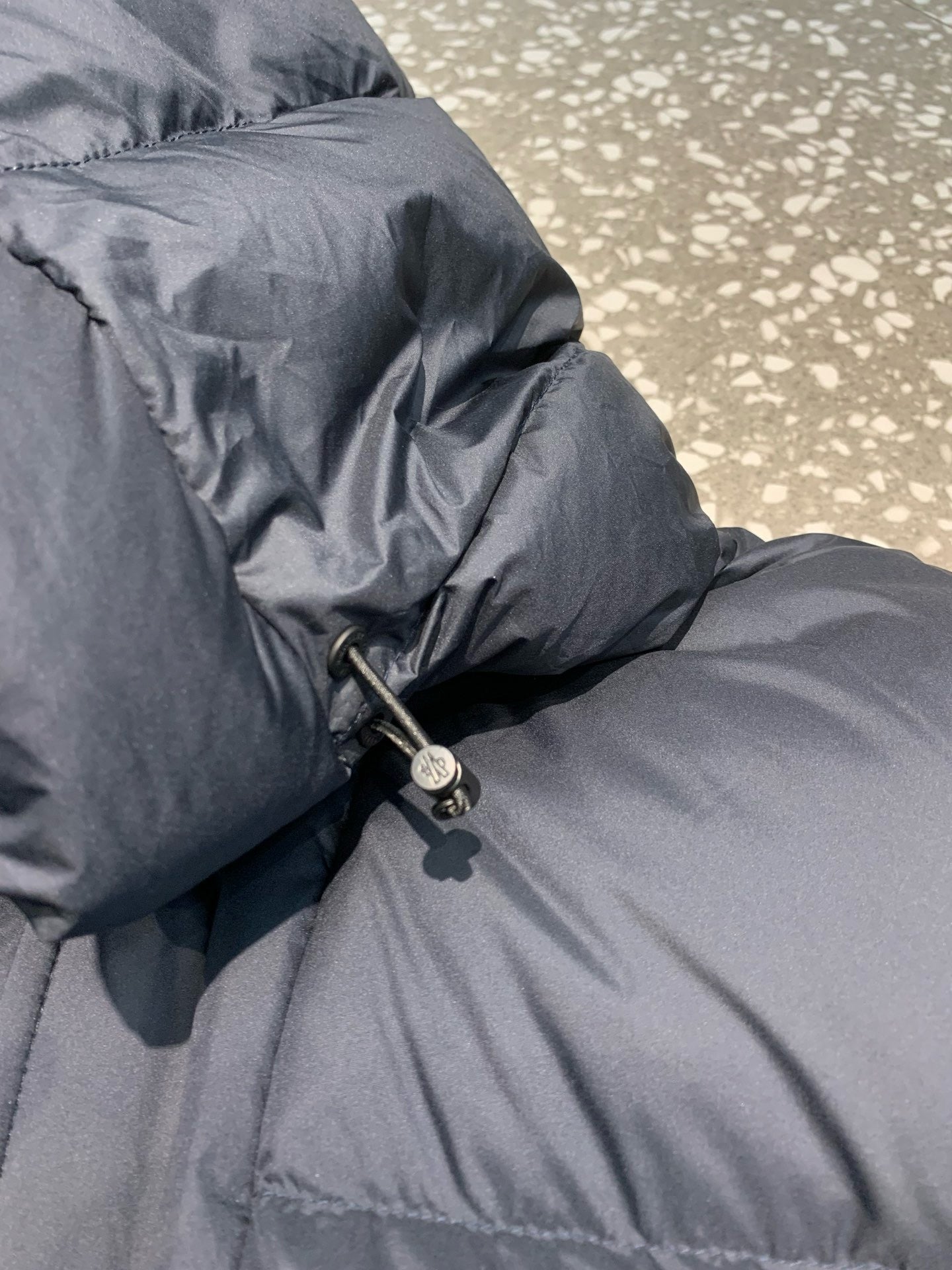 Schwarze, blaue und weiße Jacke