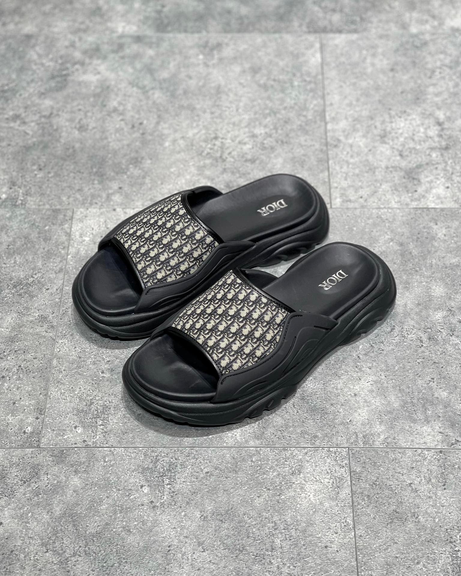 Schwarze und graue Schuhe
