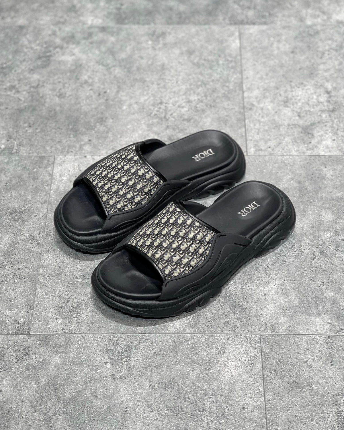 Schwarze und graue Schuhe