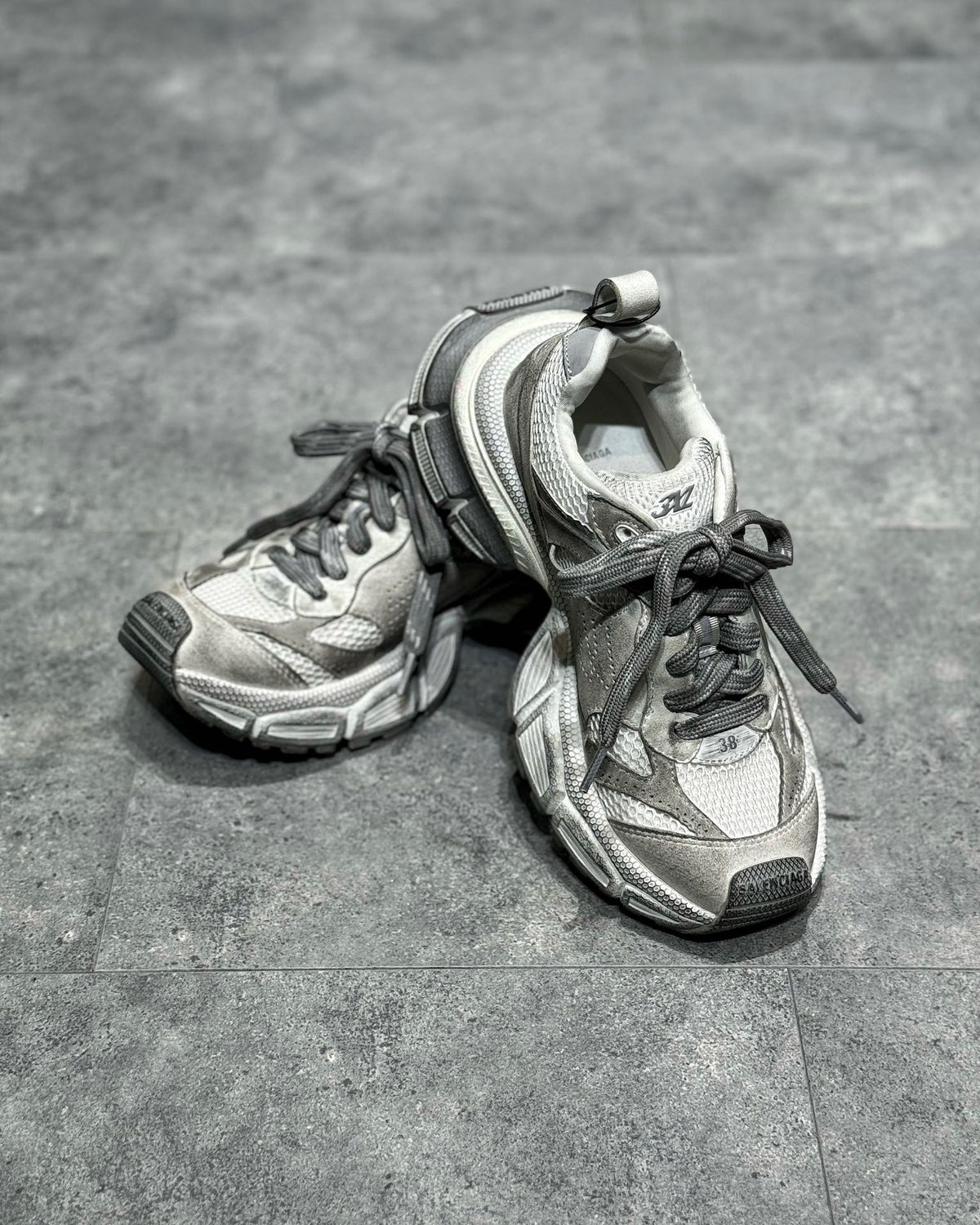 Graue Schuhe