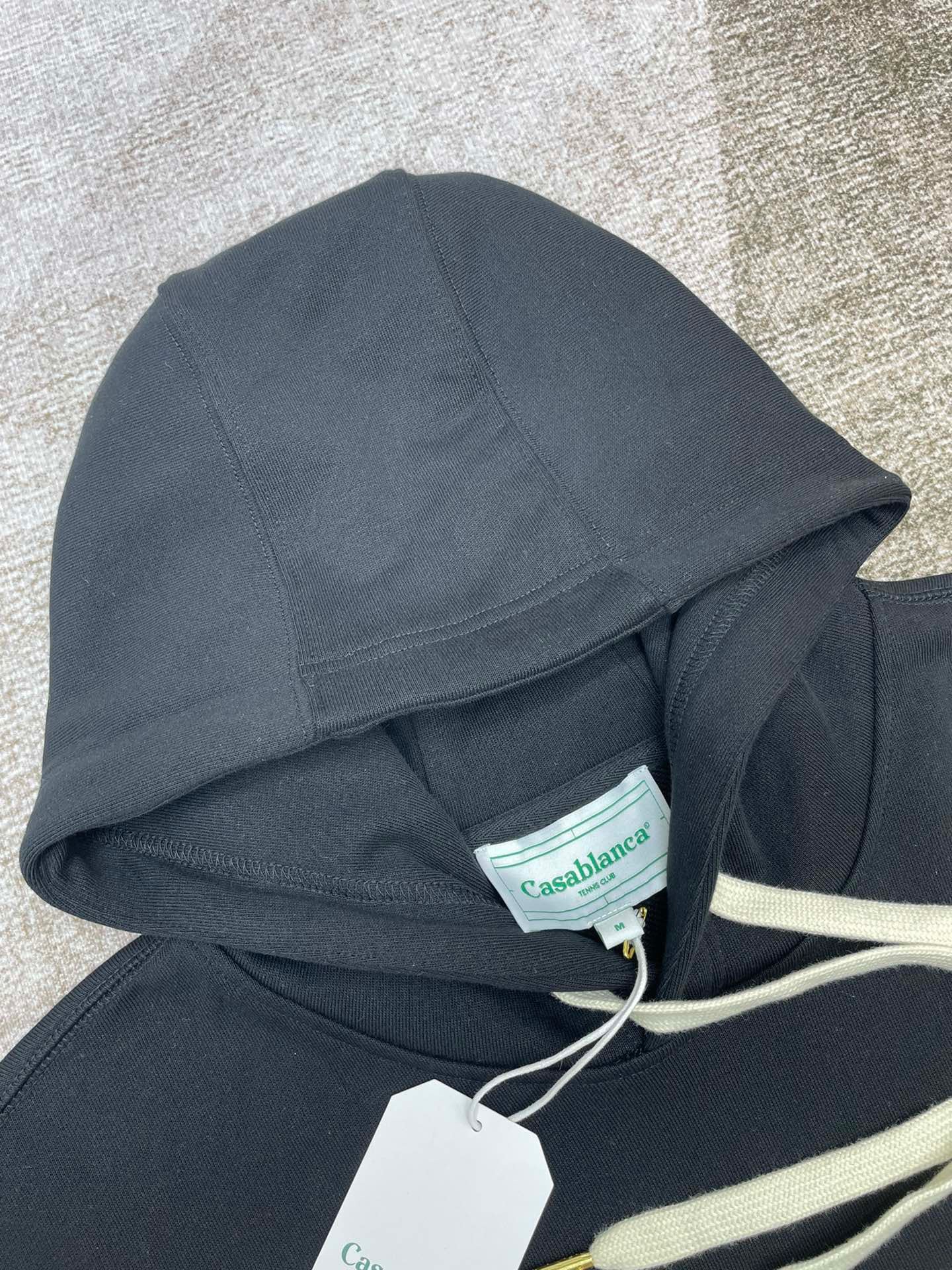 Sudadera con capucha en blanco y negro