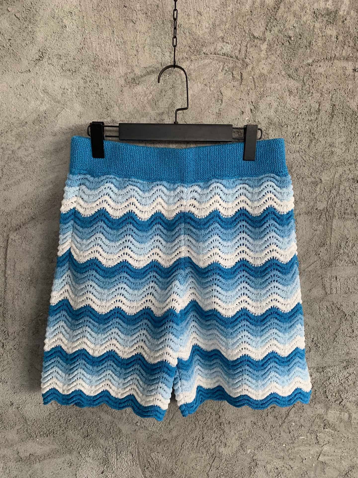 Gelbe und blaue Shorts