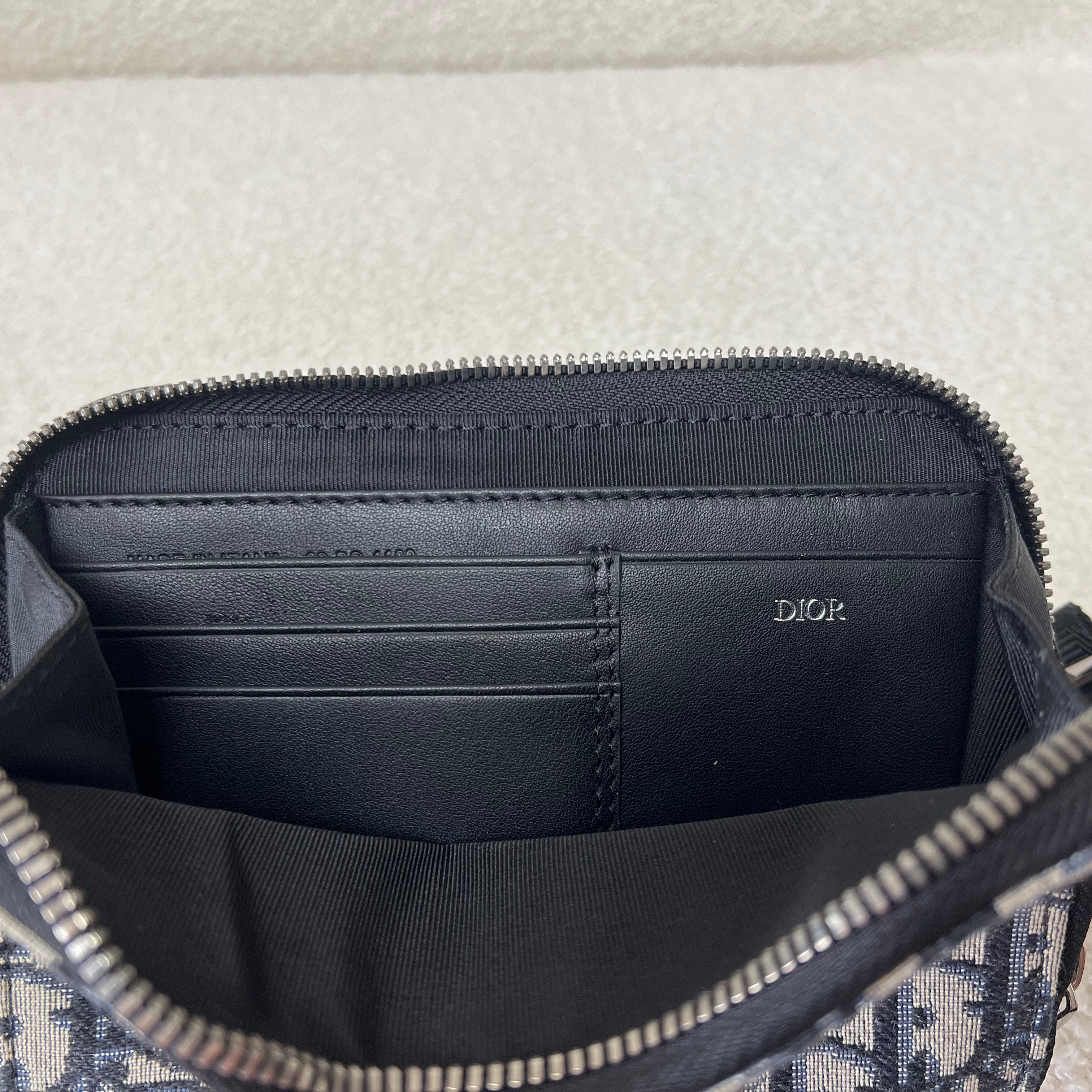 Bolsa azul y gris negra