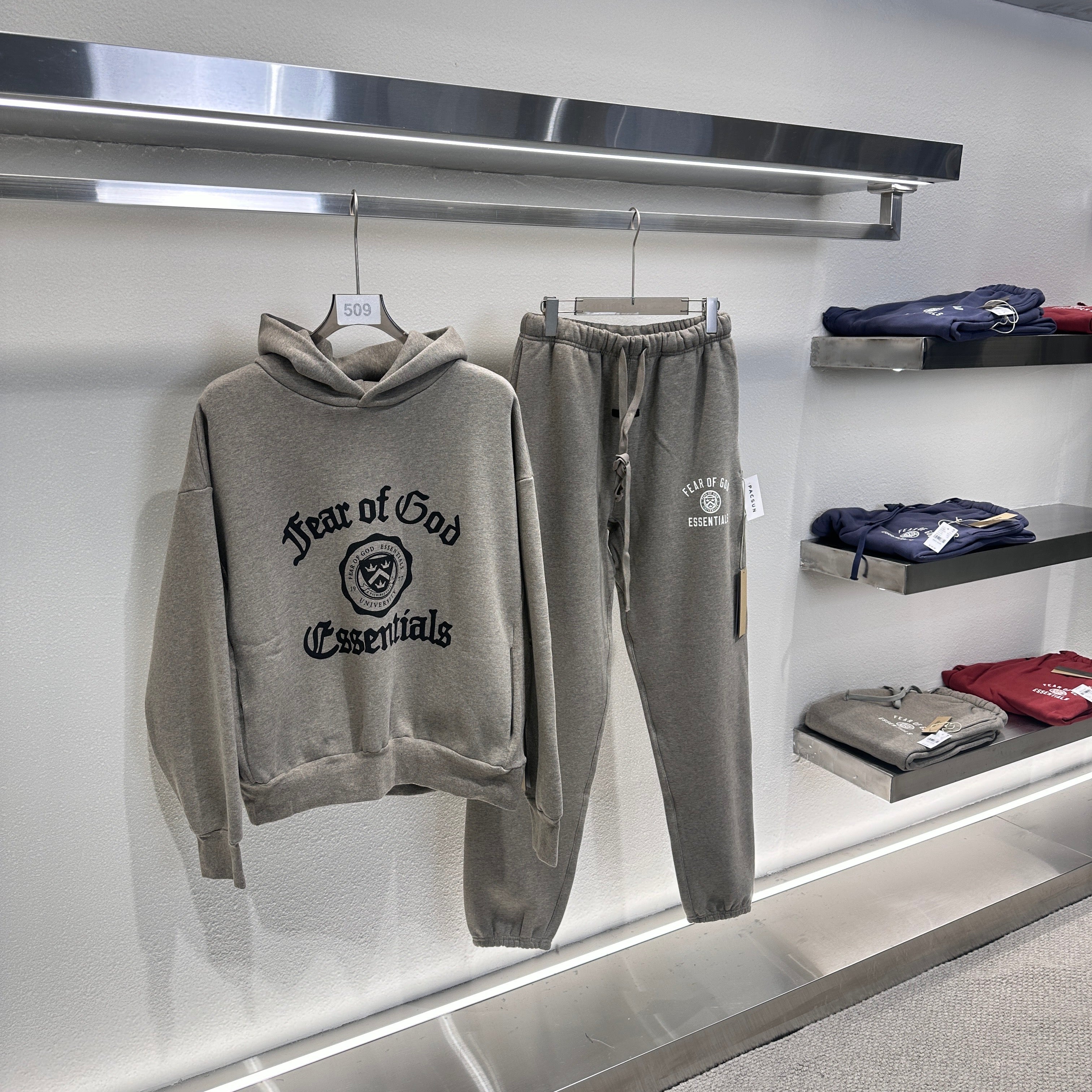 Schwarzer und dunkelnebelgrauer Hoodie