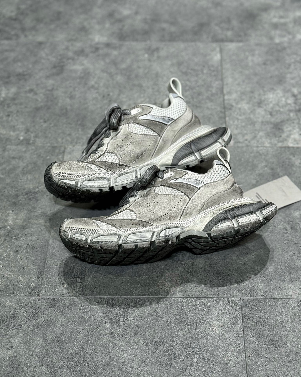 Graue Schuhe
