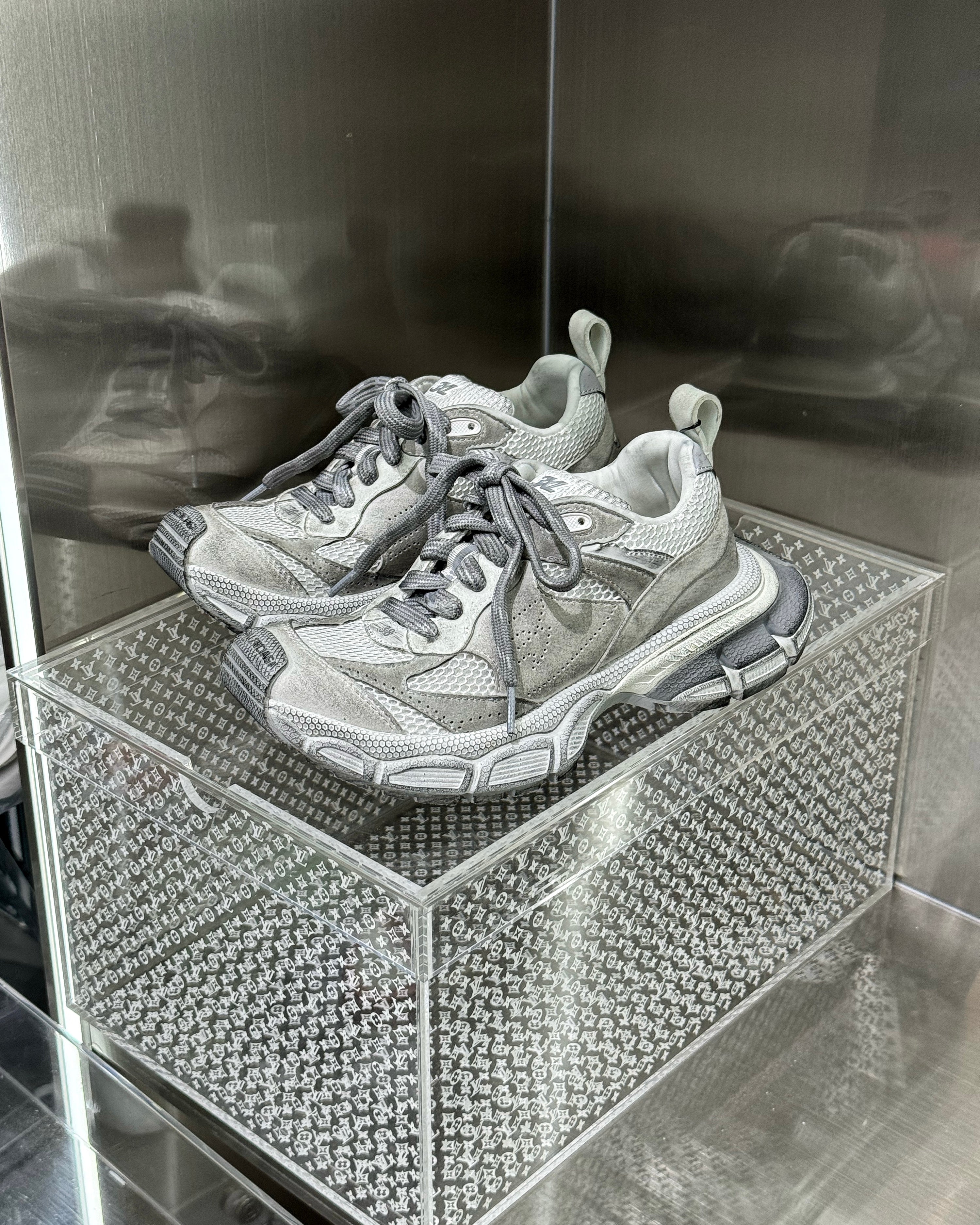 Graue Schuhe