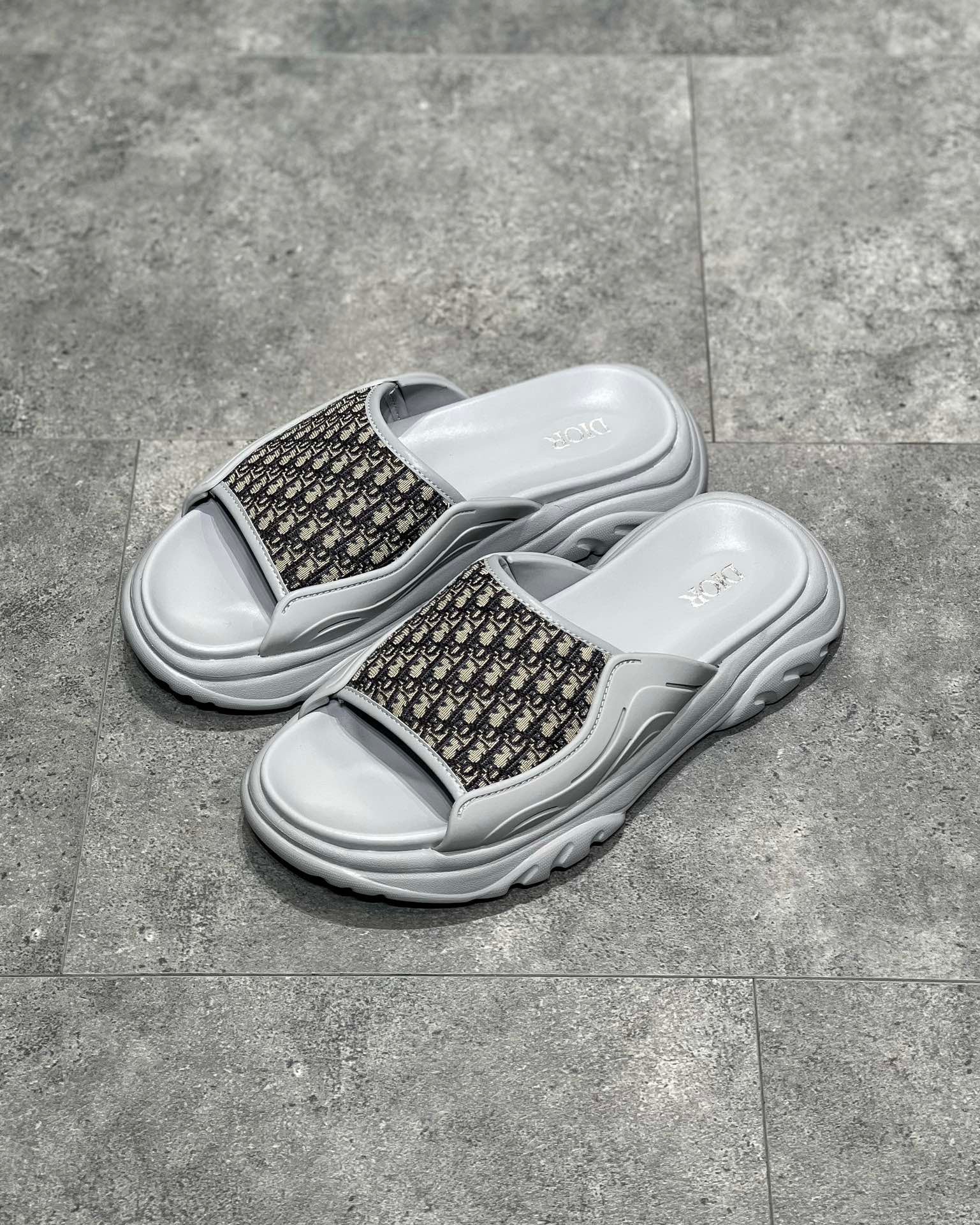 Schwarze und graue Schuhe
