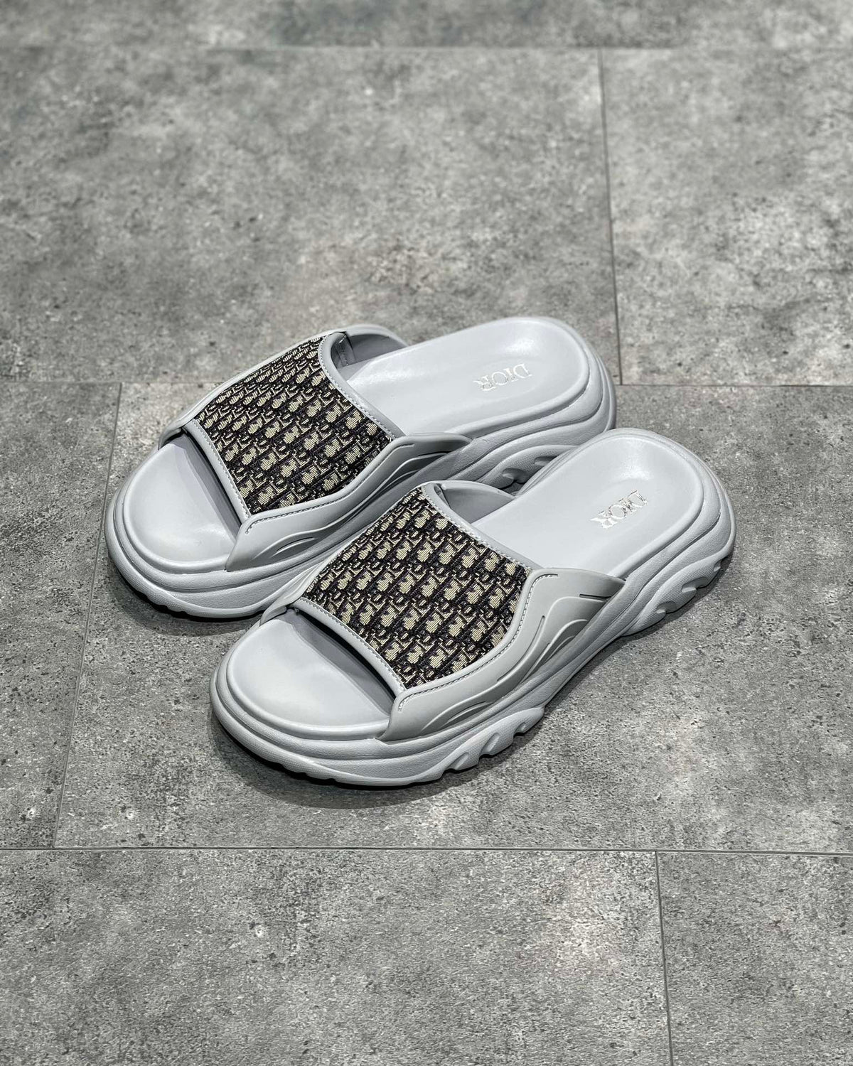 Schwarze und graue Schuhe