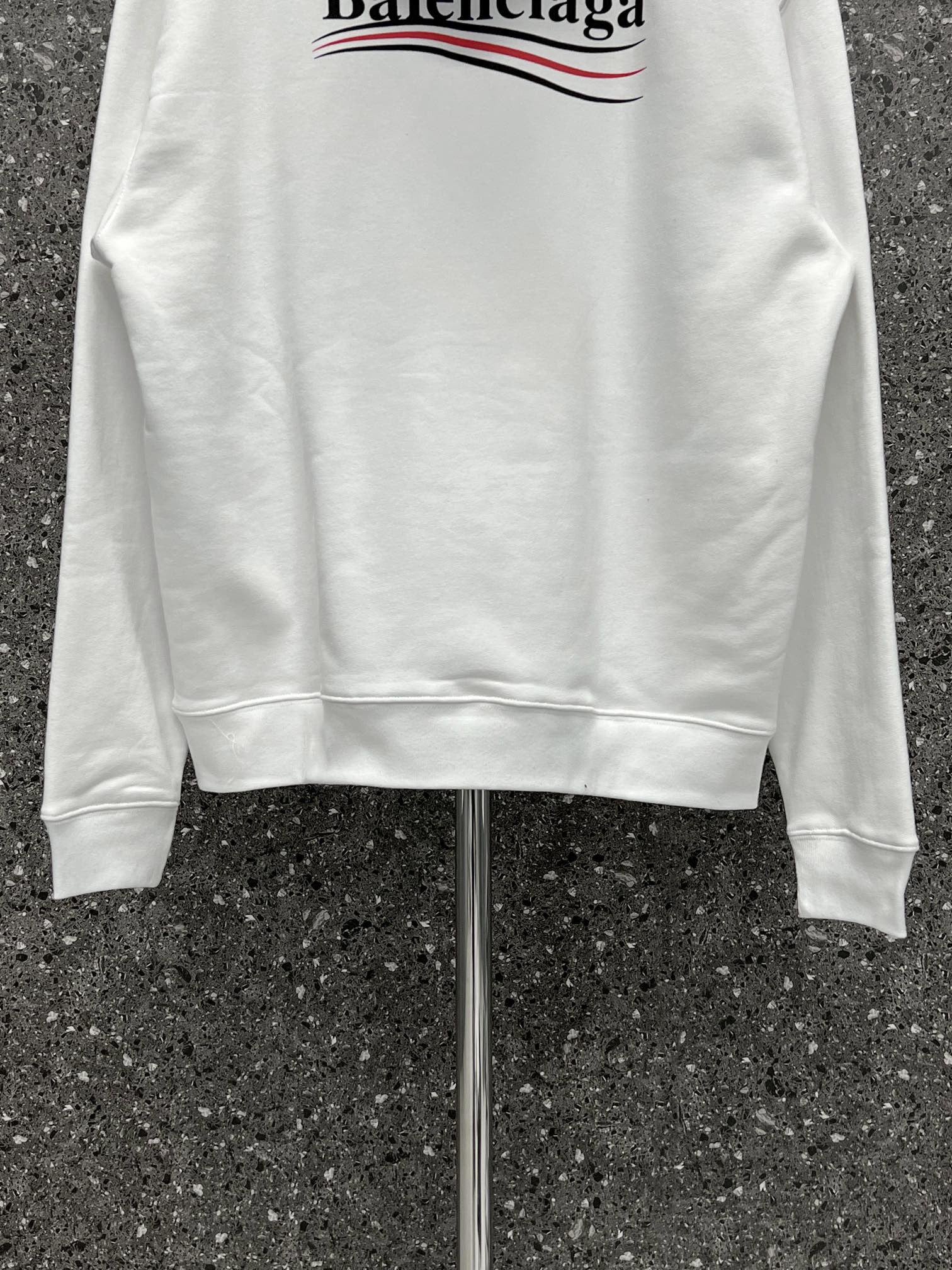 Sudadera con capucha blanca y negra