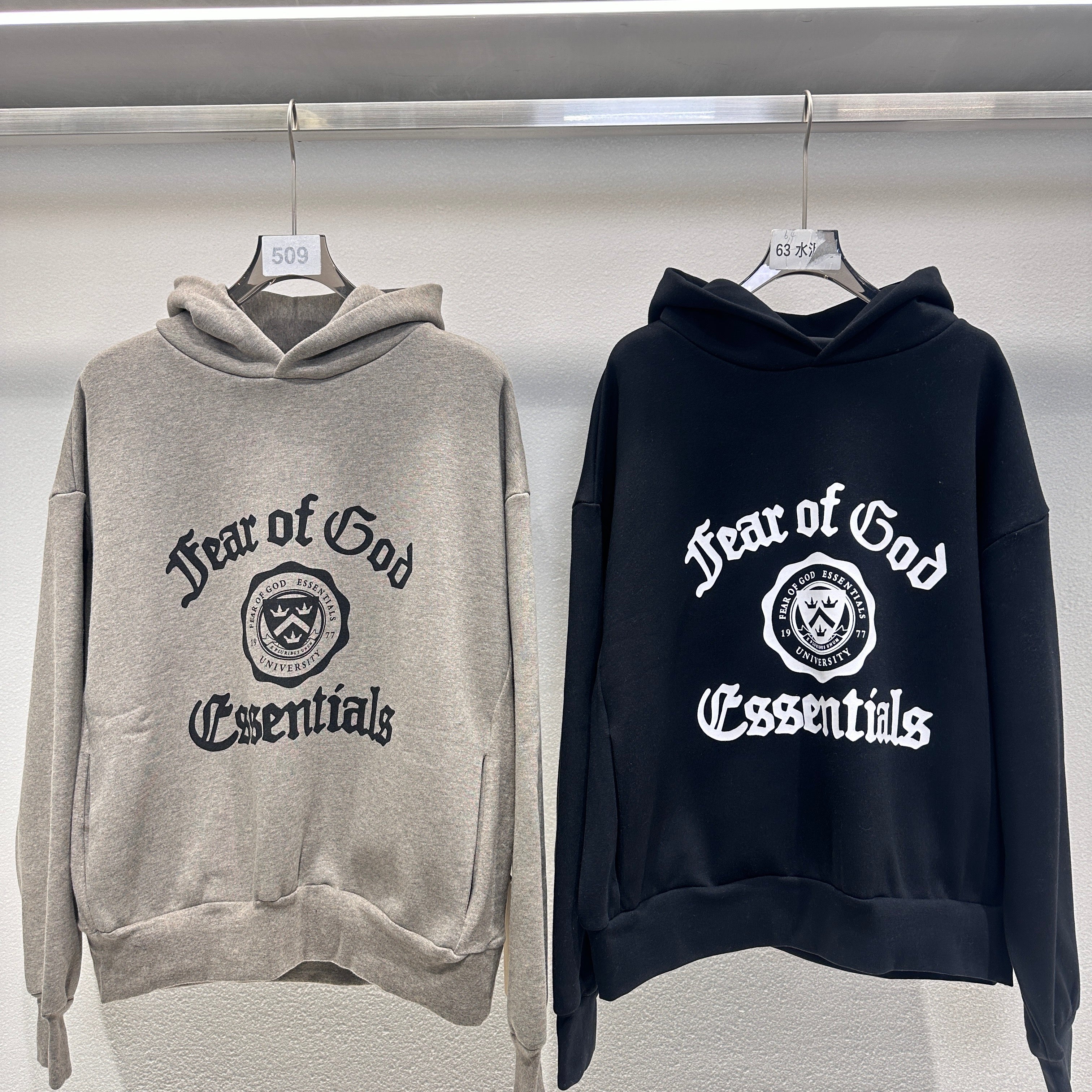 Schwarzer und dunkelnebelgrauer Hoodie