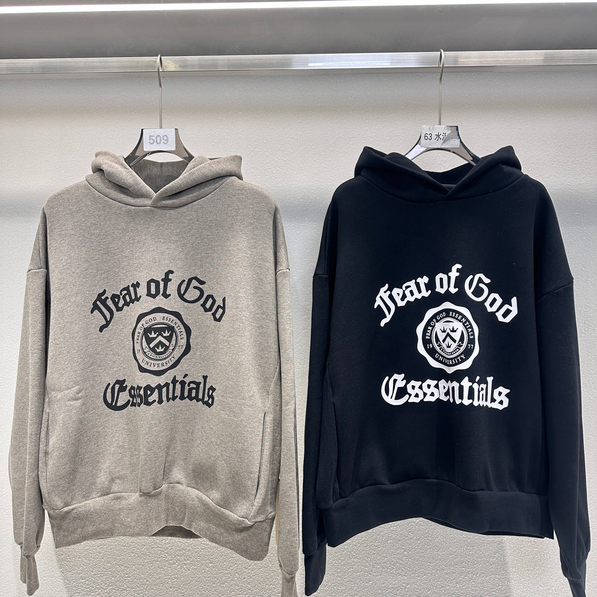Schwarzer und dunkelnebelgrauer Hoodie