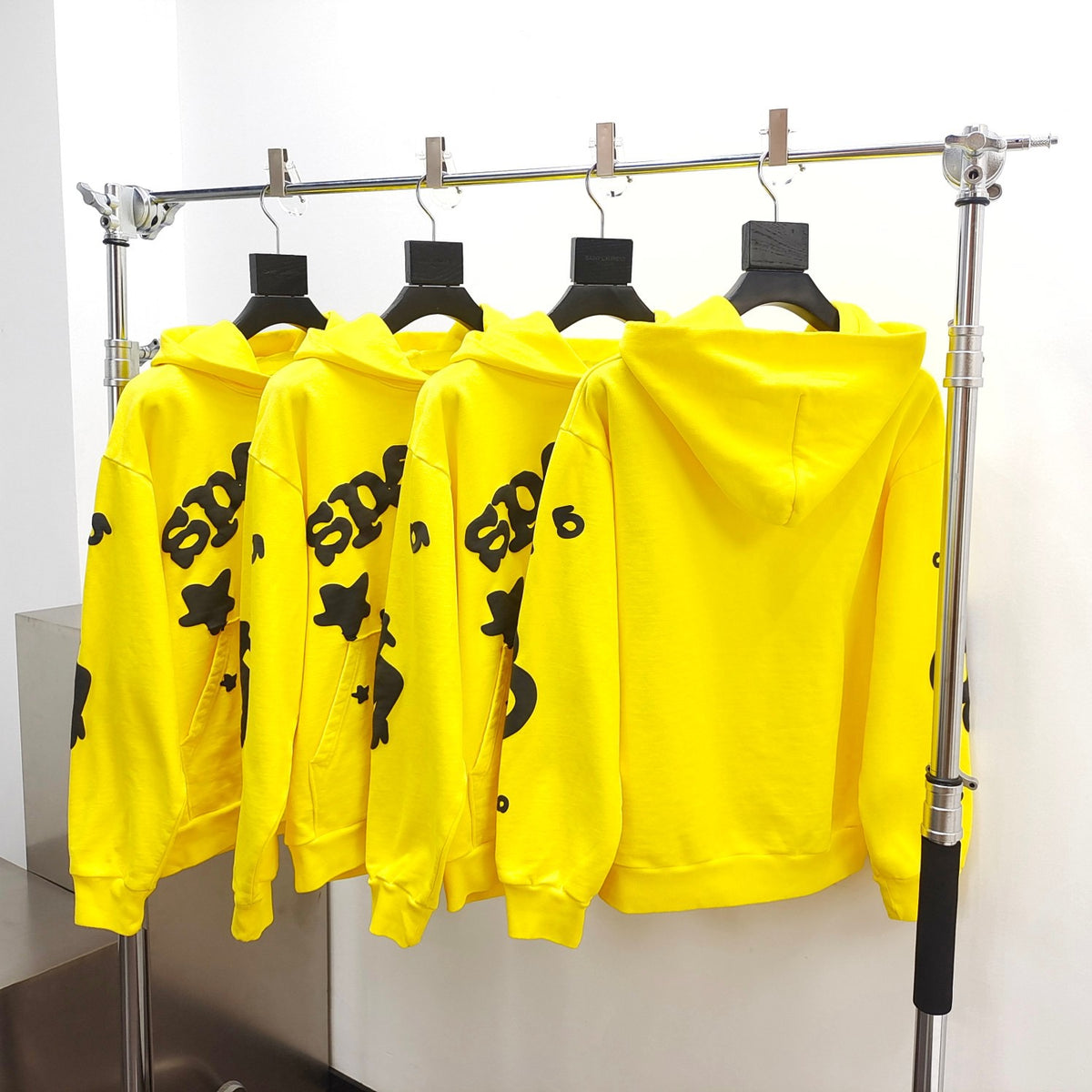 Sudadera con capucha amarilla