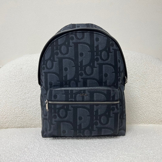Schwarze und klassische schräge Tasche