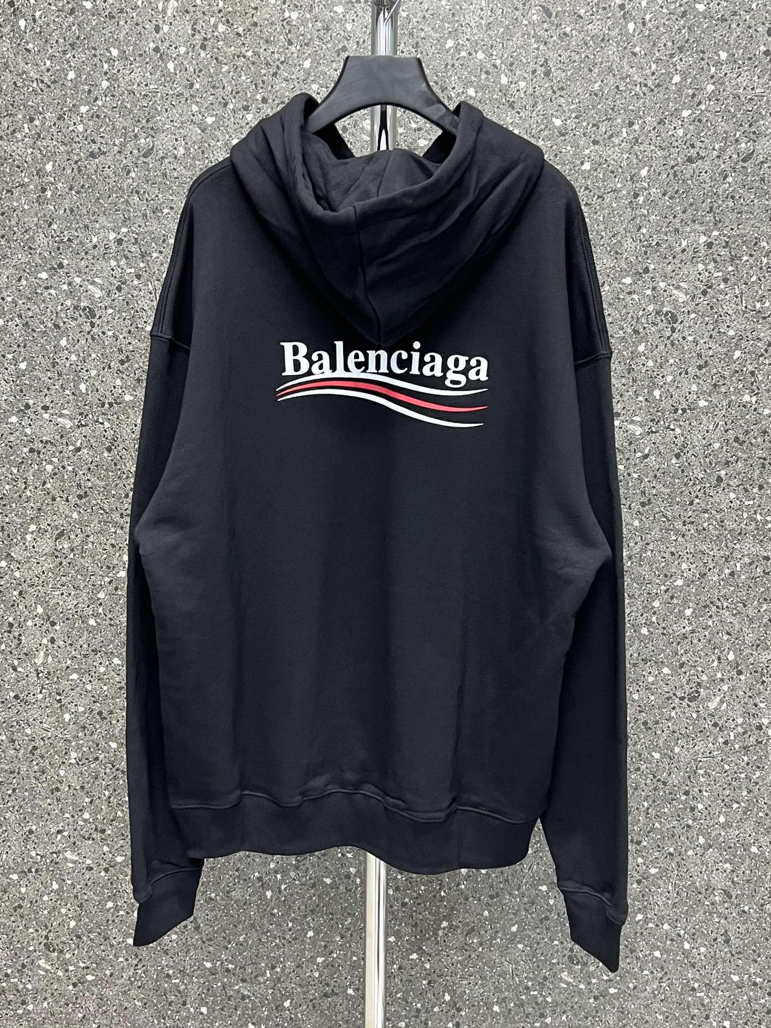 Sudadera con capucha blanca y negra