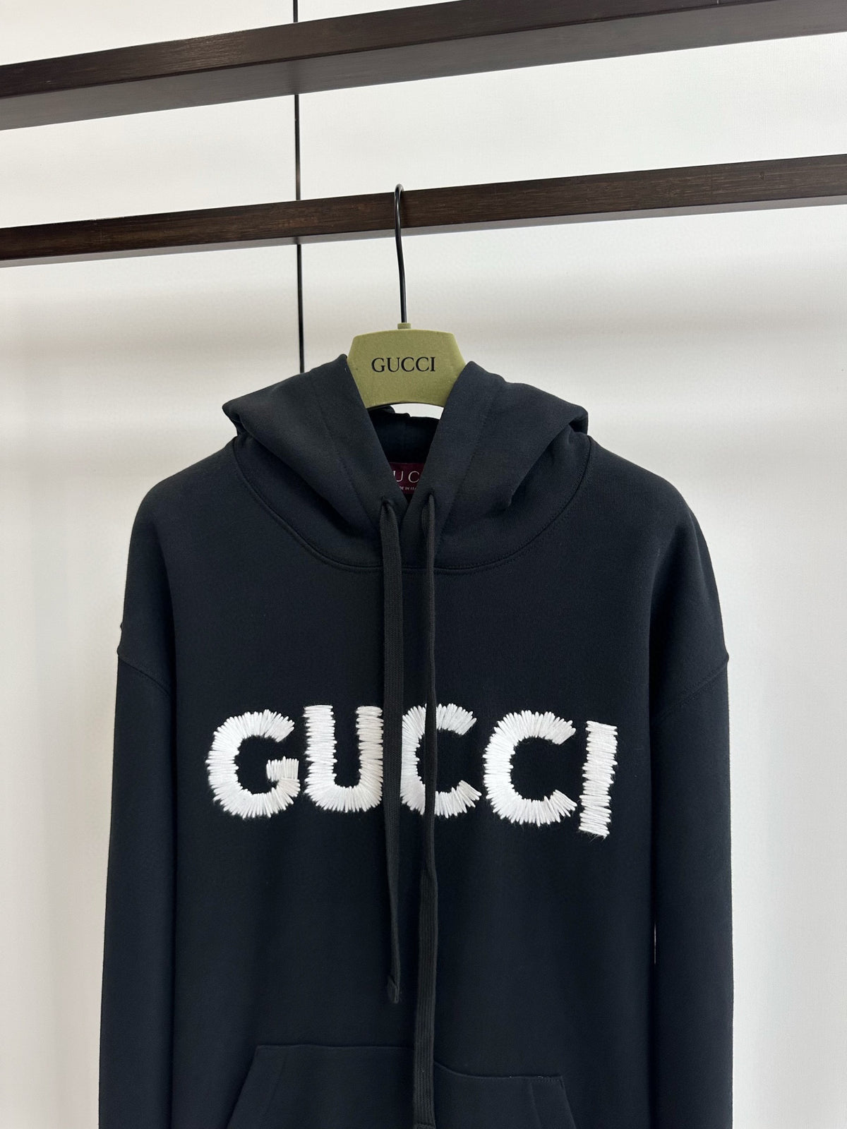 Schwarz-weißer Hoodie