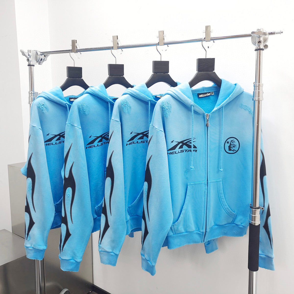 Himmelblauer Hoodie