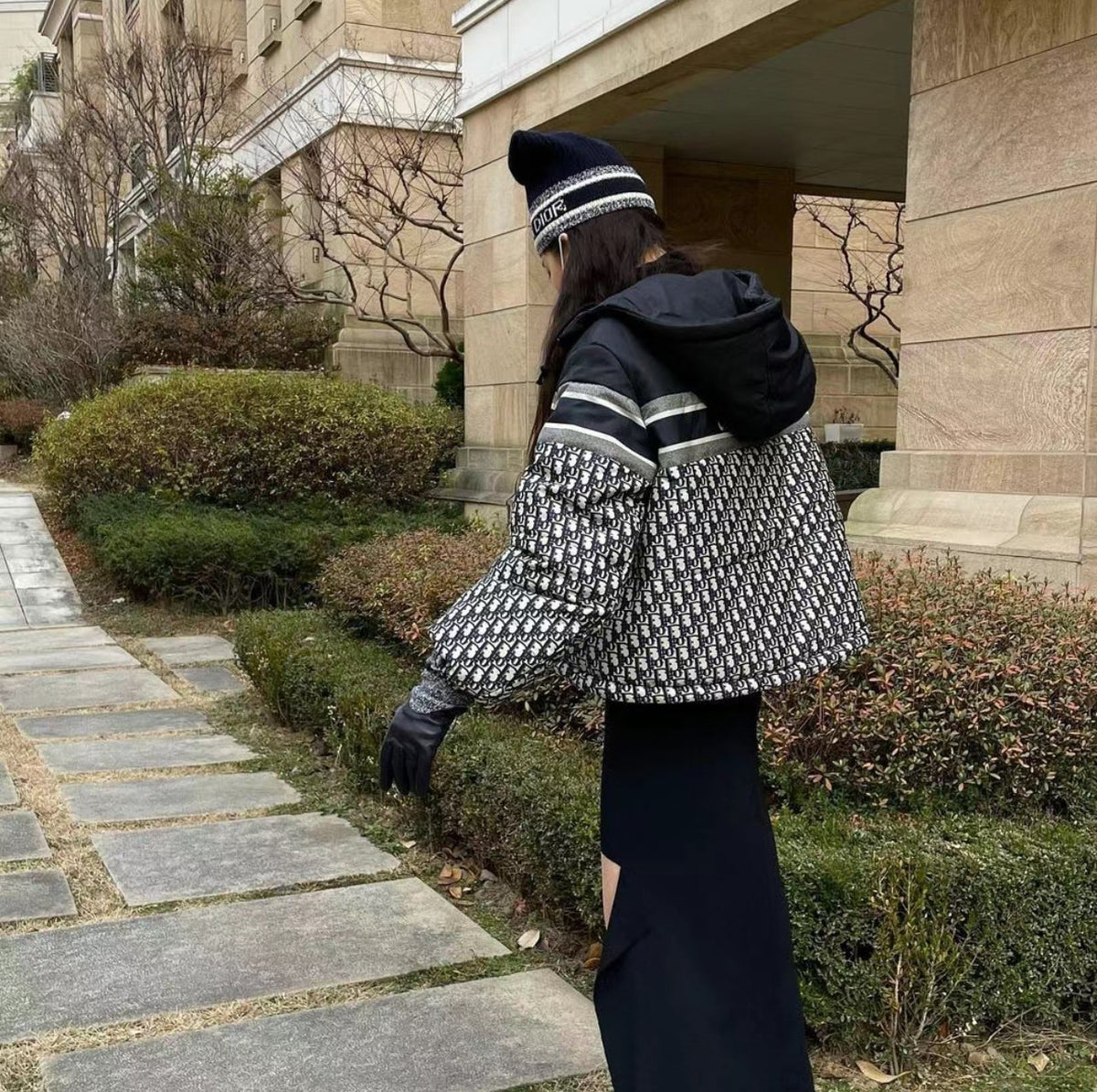 سترة سوداء بيضاء