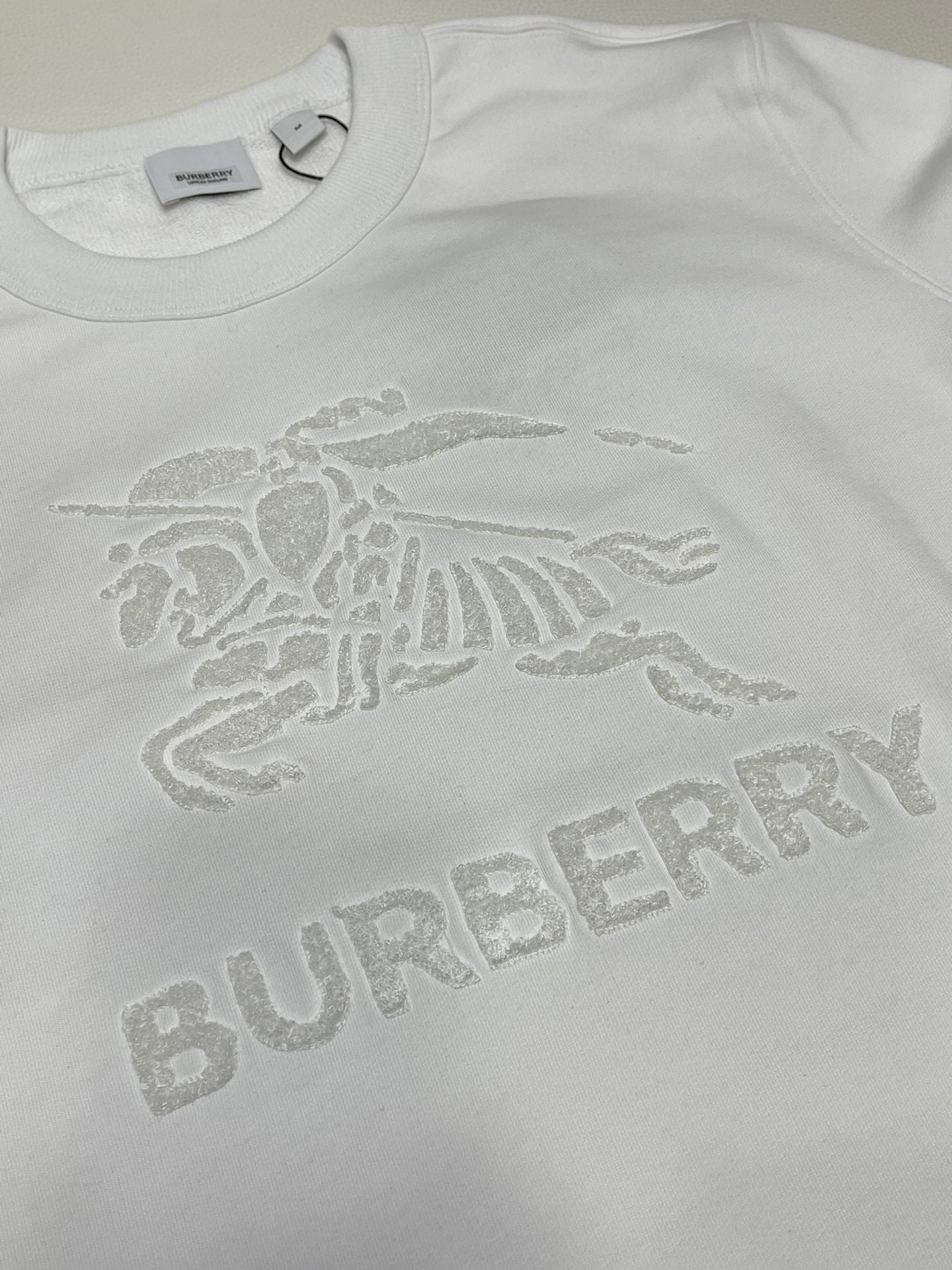 Schwarz-weißes Sweatshirt
