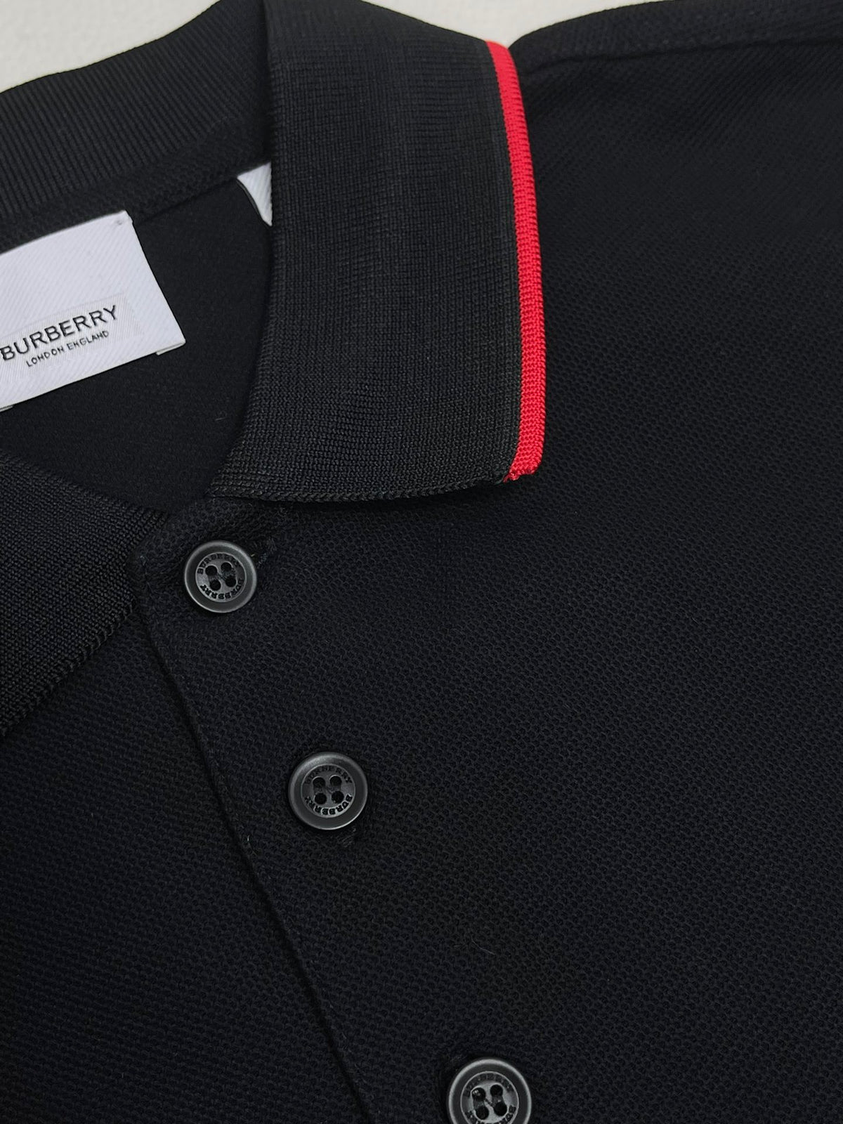 Poloshirt in Schwarz, Weiß, Marineblau und Hellblau