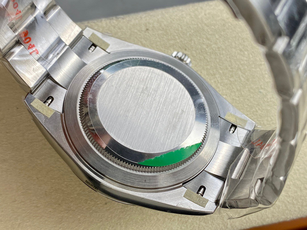 Reloj blanco y negro