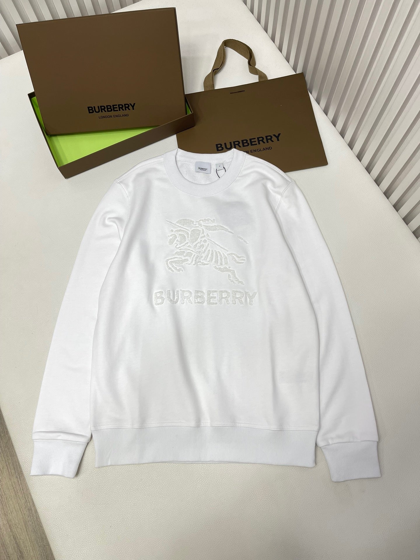 Schwarz-weißes Sweatshirt