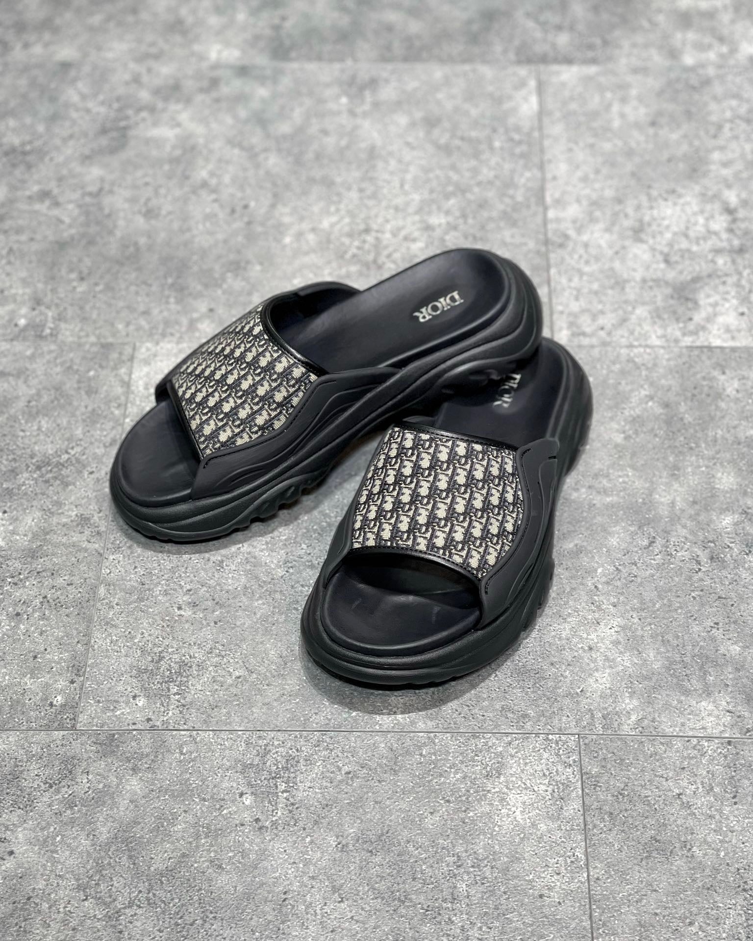 Schwarze und graue Schuhe