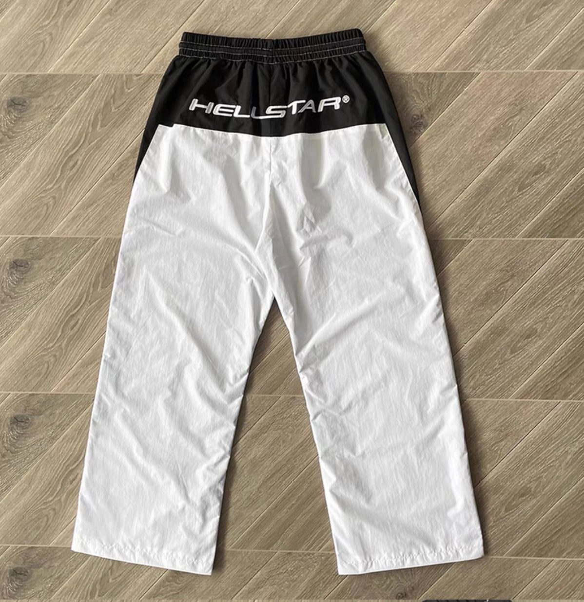 Weiß-schwarzes Trikot mit Hose