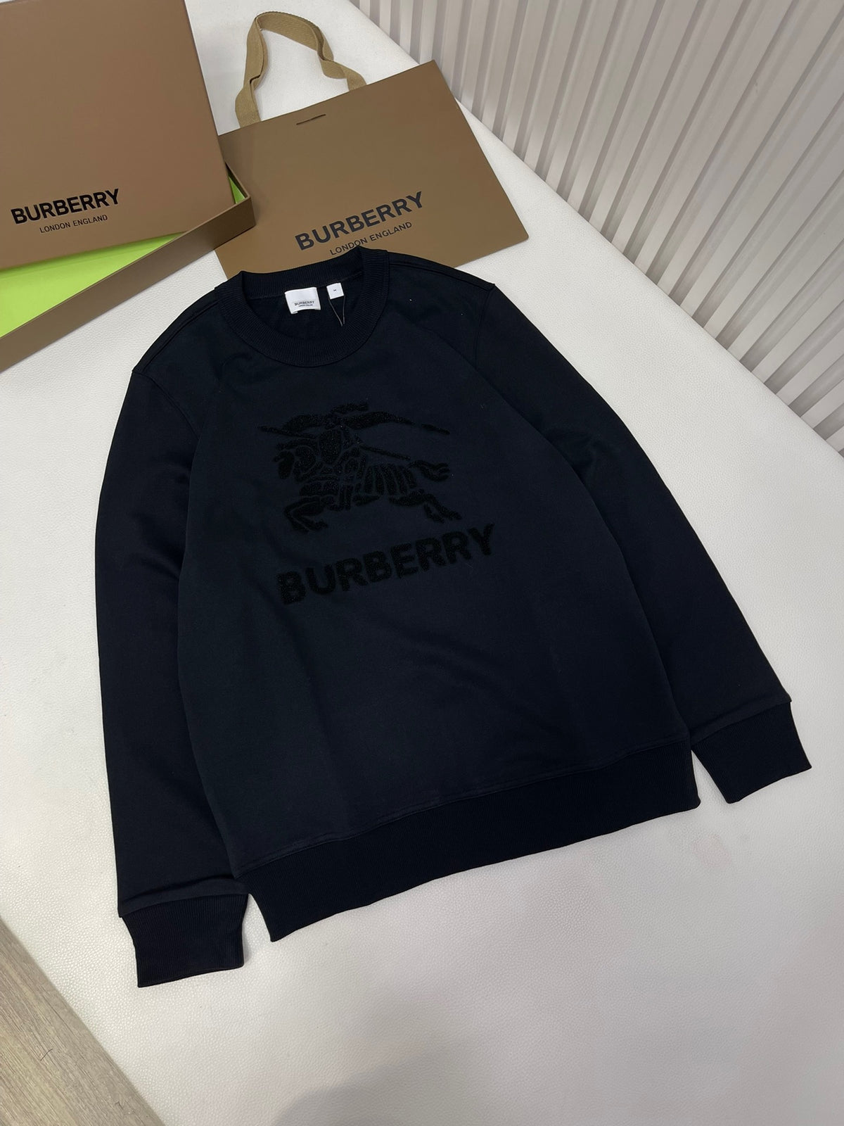 Schwarz-weißes Sweatshirt