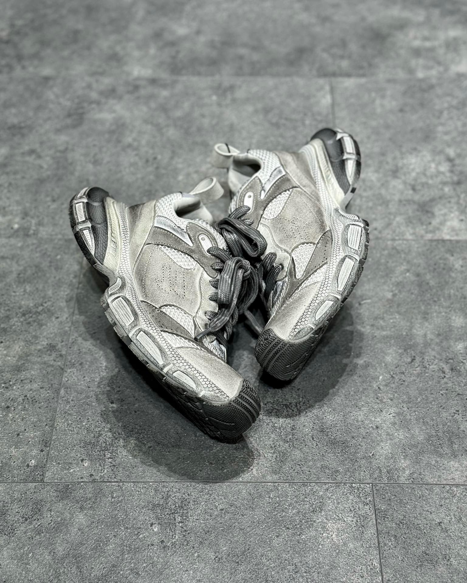 Graue Schuhe