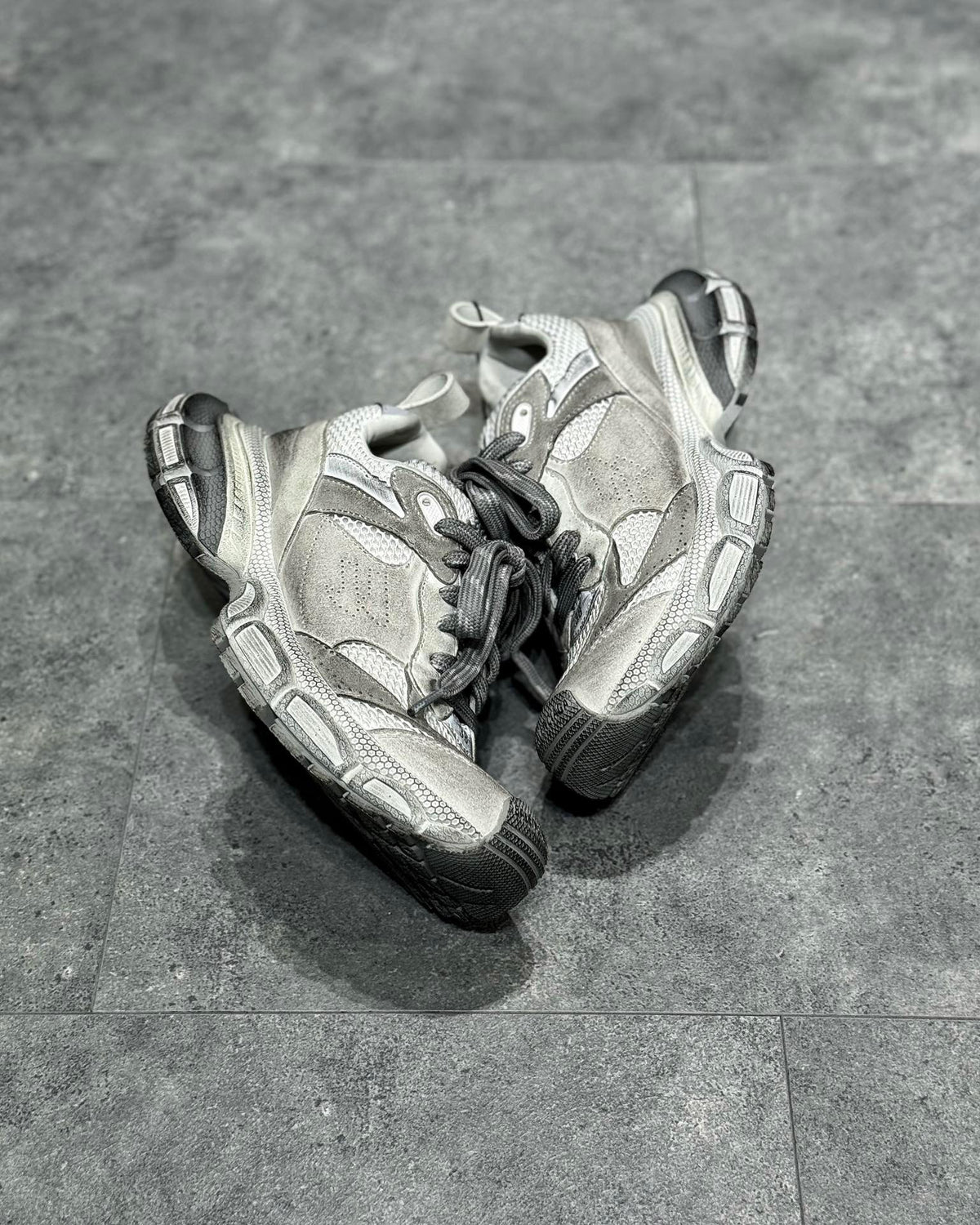 Graue Schuhe