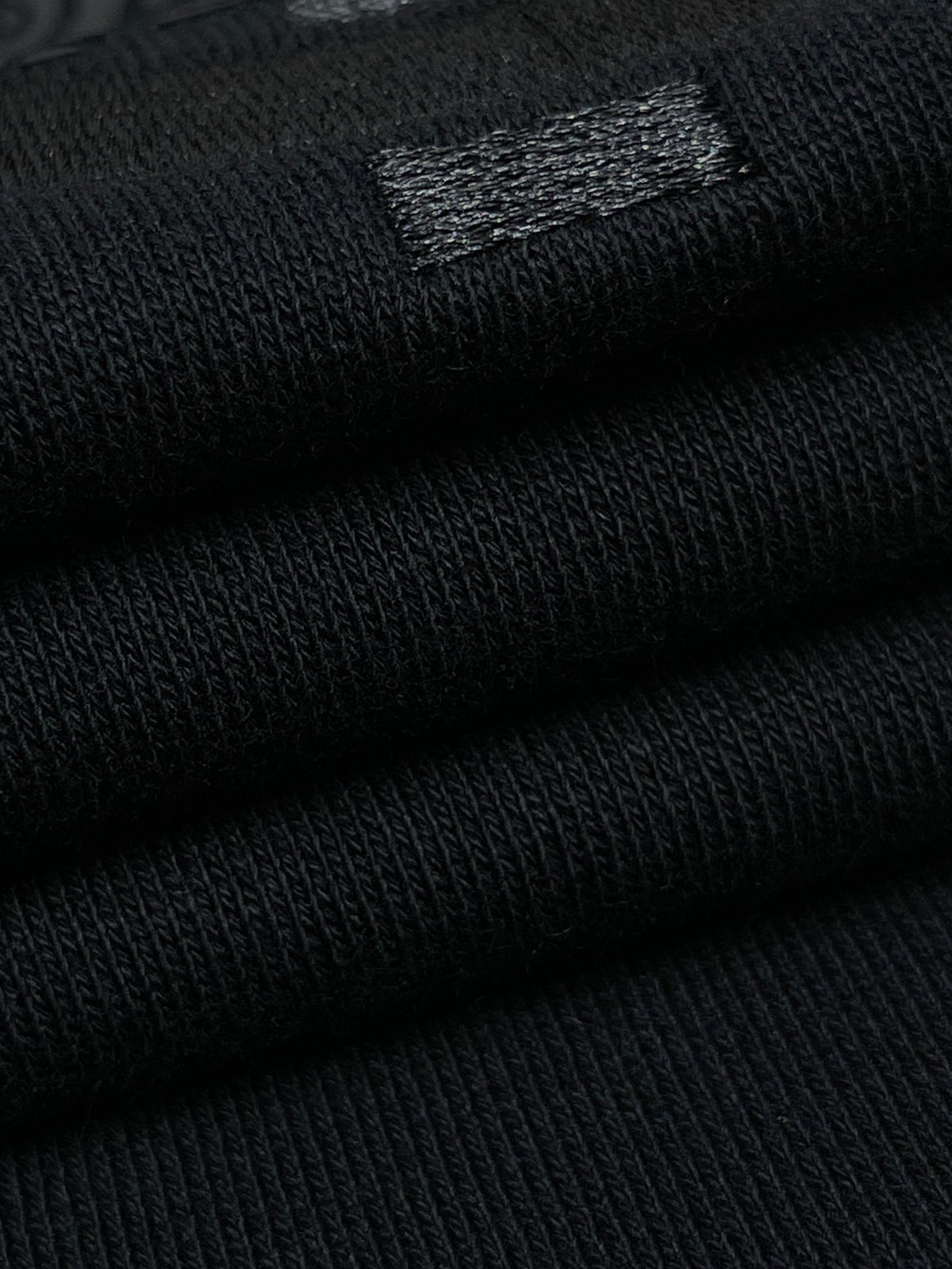 Schwarzer und braungrauer Jersey