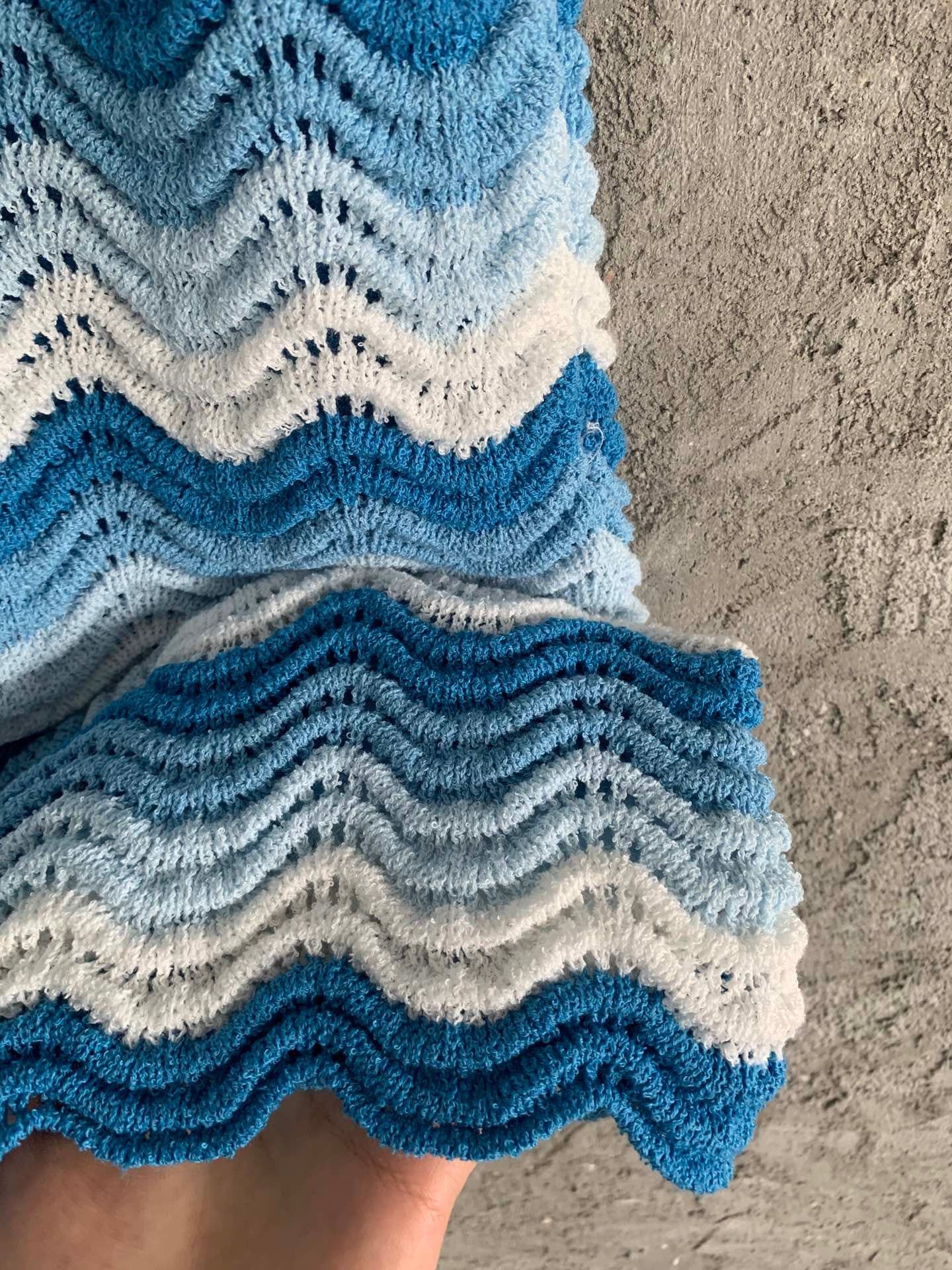 Gelbe und blaue Shorts