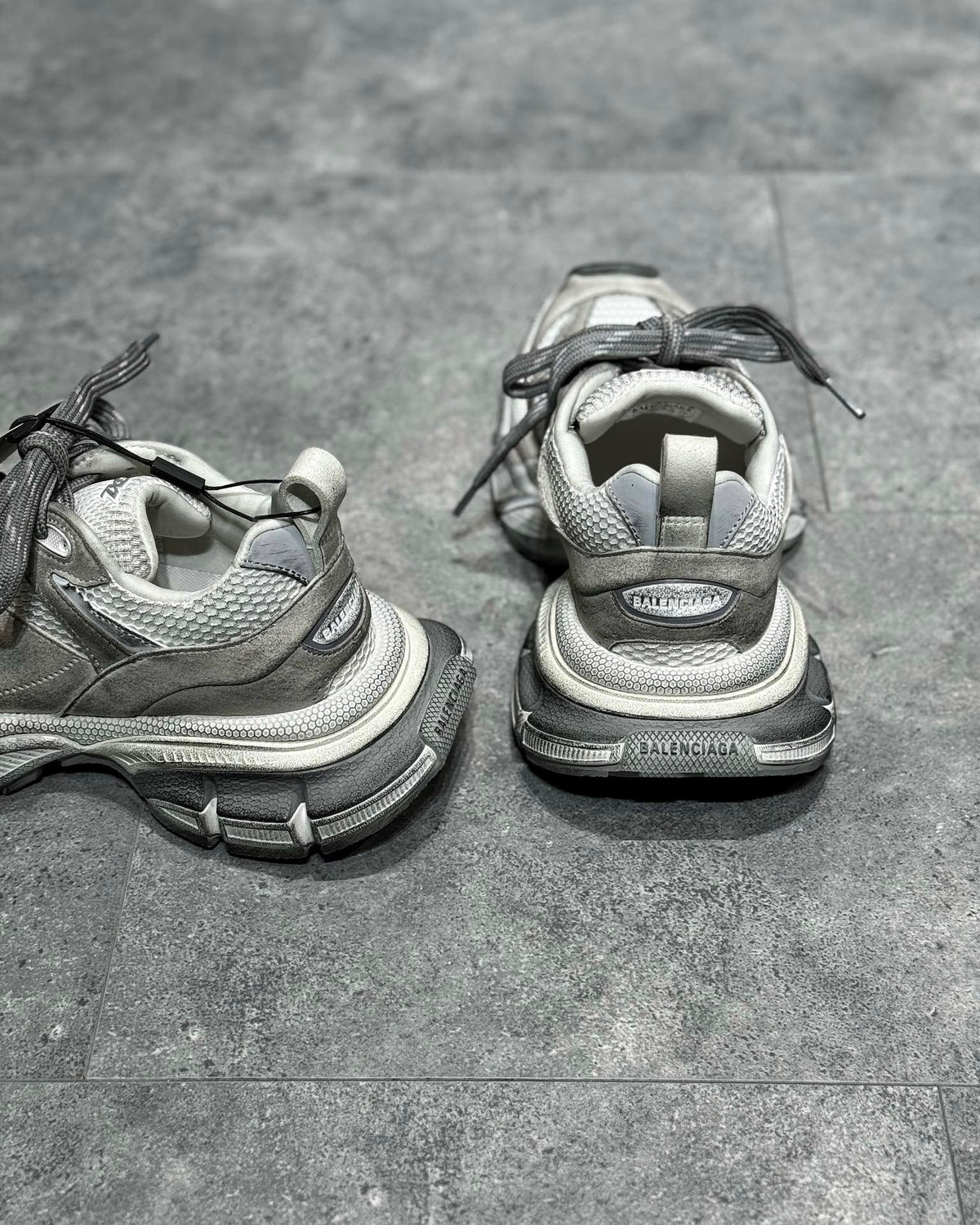 Graue Schuhe