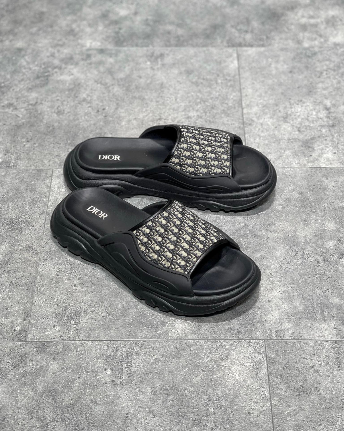 Schwarze und graue Schuhe