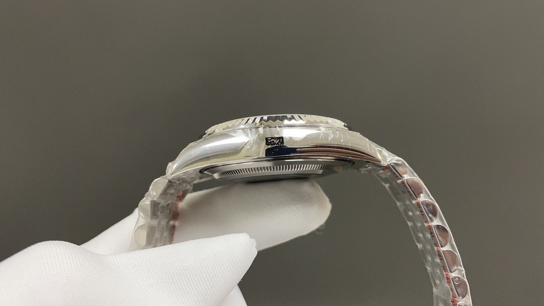 Reloj blanco y verde