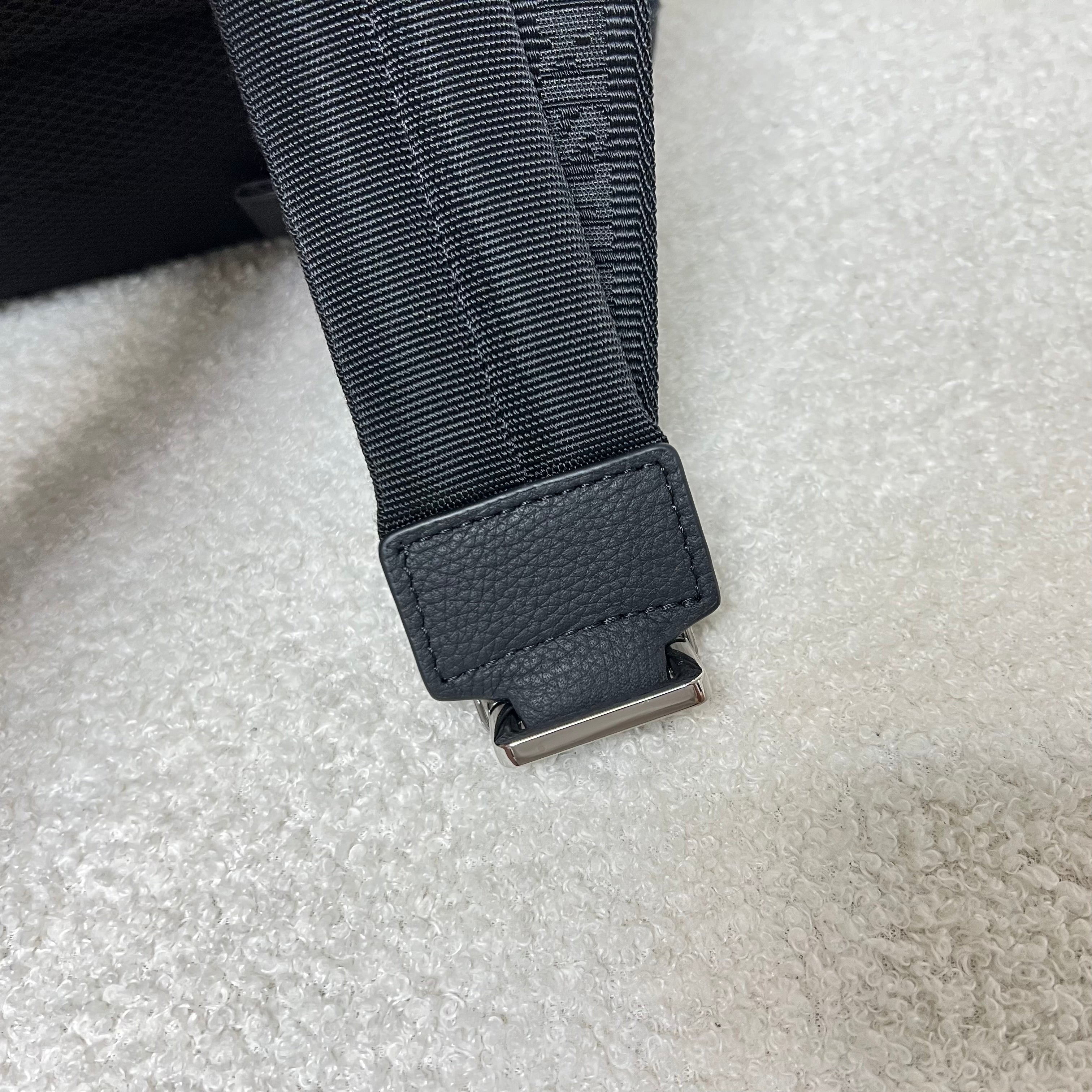 Bolsa azul y gris negra